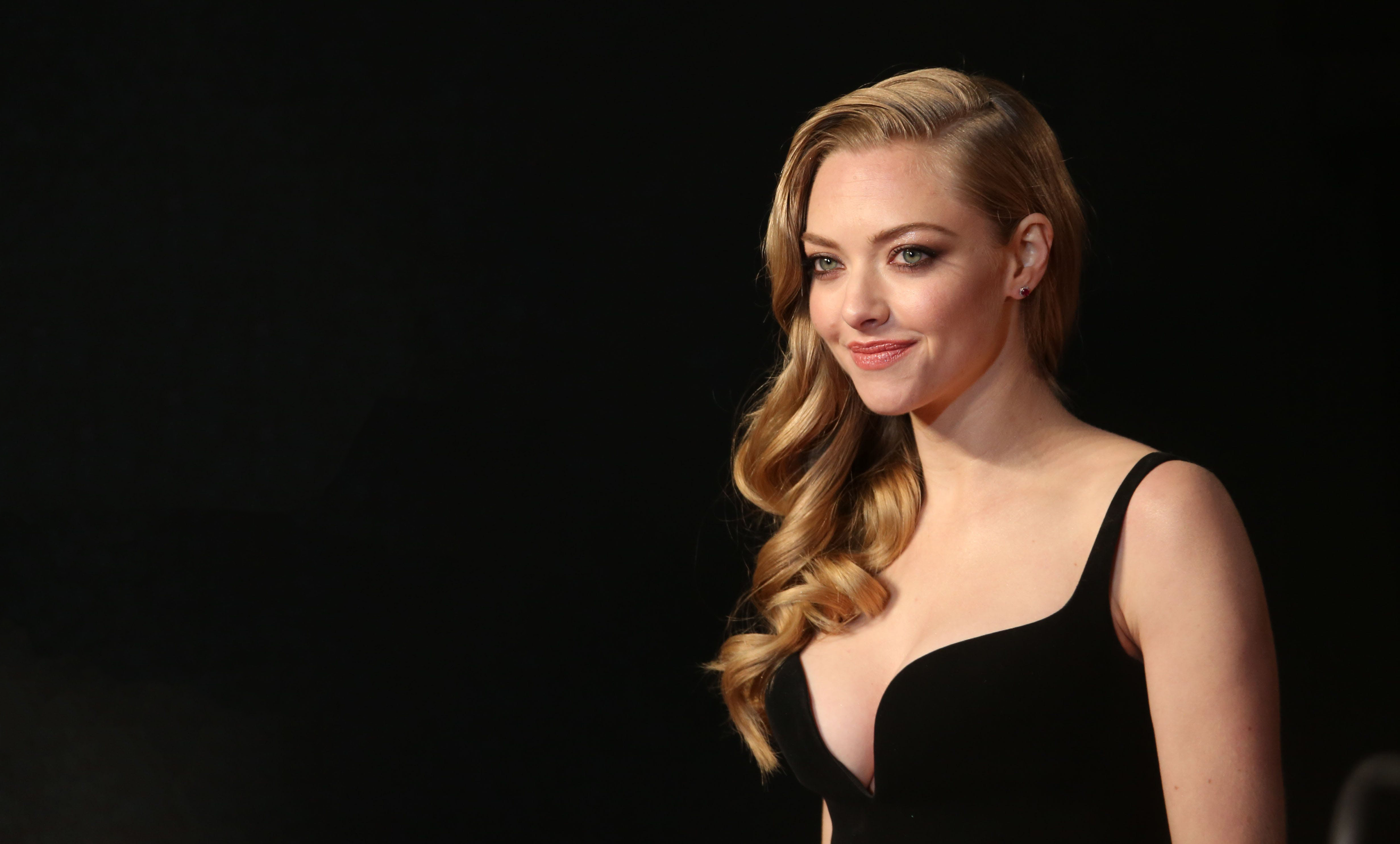 Download mobile wallpaper Smile, Blonde, American, Celebrity, Actress, Amanda Seyfried for free.