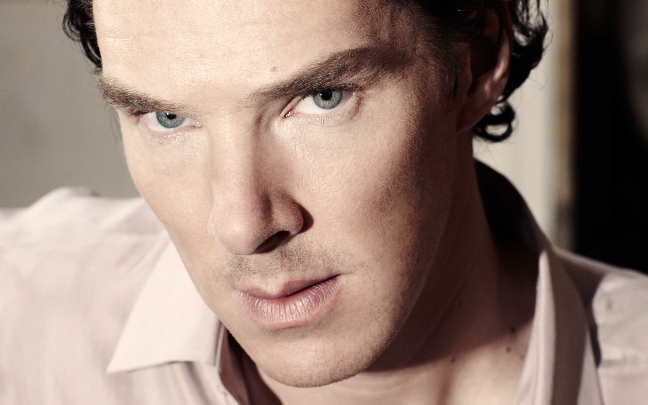 Download mobile wallpaper Benedict Cumberbatch, English, Face, Blue Eyes, Celebrity, Actor for free.