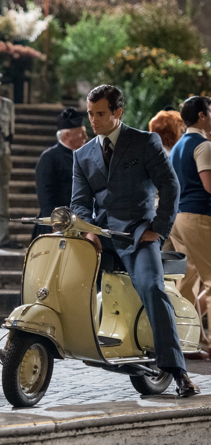 Henry Cavill en tant que Napoléon Solo sur un scooter vintage, fond d'écran 4K pour téléphone