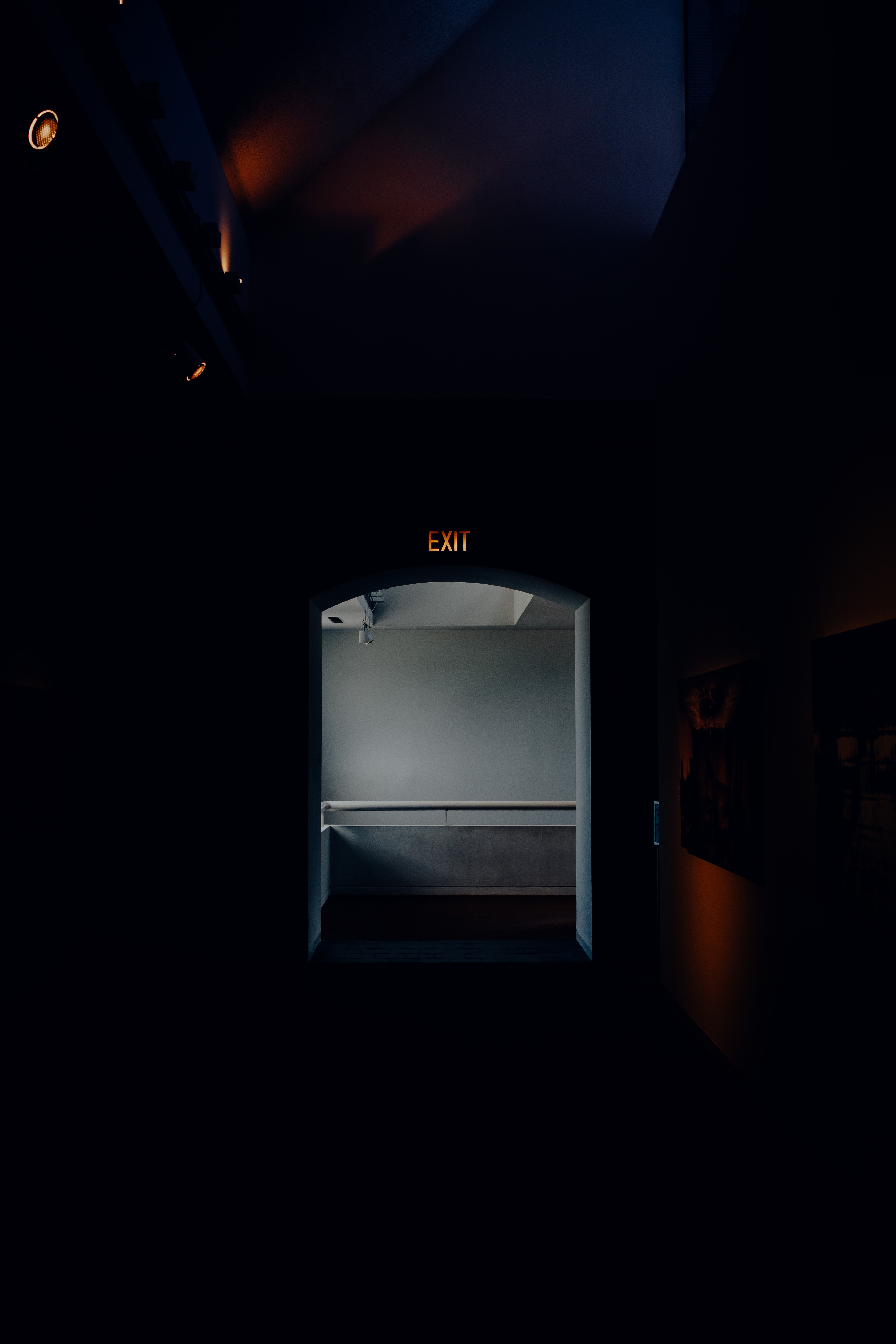 149743壁紙のダウンロード闇, 暗い, 輝く, 光, 廊下, 回廊, 構内, 部屋, 出力, 出口-スクリーンセーバーと写真を無料で