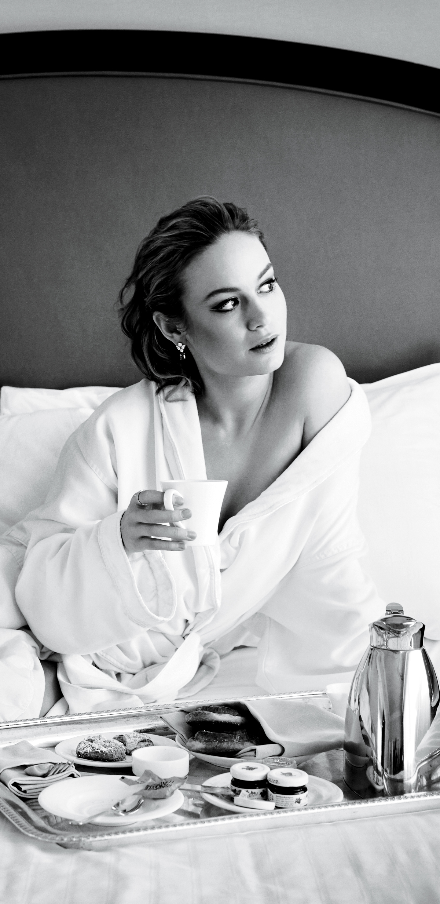 Download mobile wallpaper American, Celebrity, Black & White, Actress, Lying Down, Brie Larson for free.