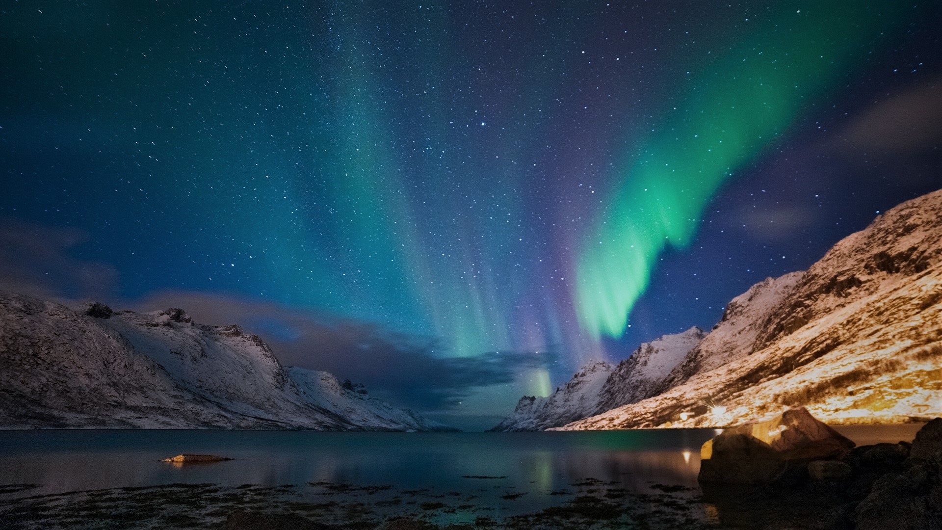 Скачать картинку Зима, Звезды, Ночь, Снег, Гора, Озеро, Северное Сияние, Исландия, Земля/природа в телефон бесплатно.