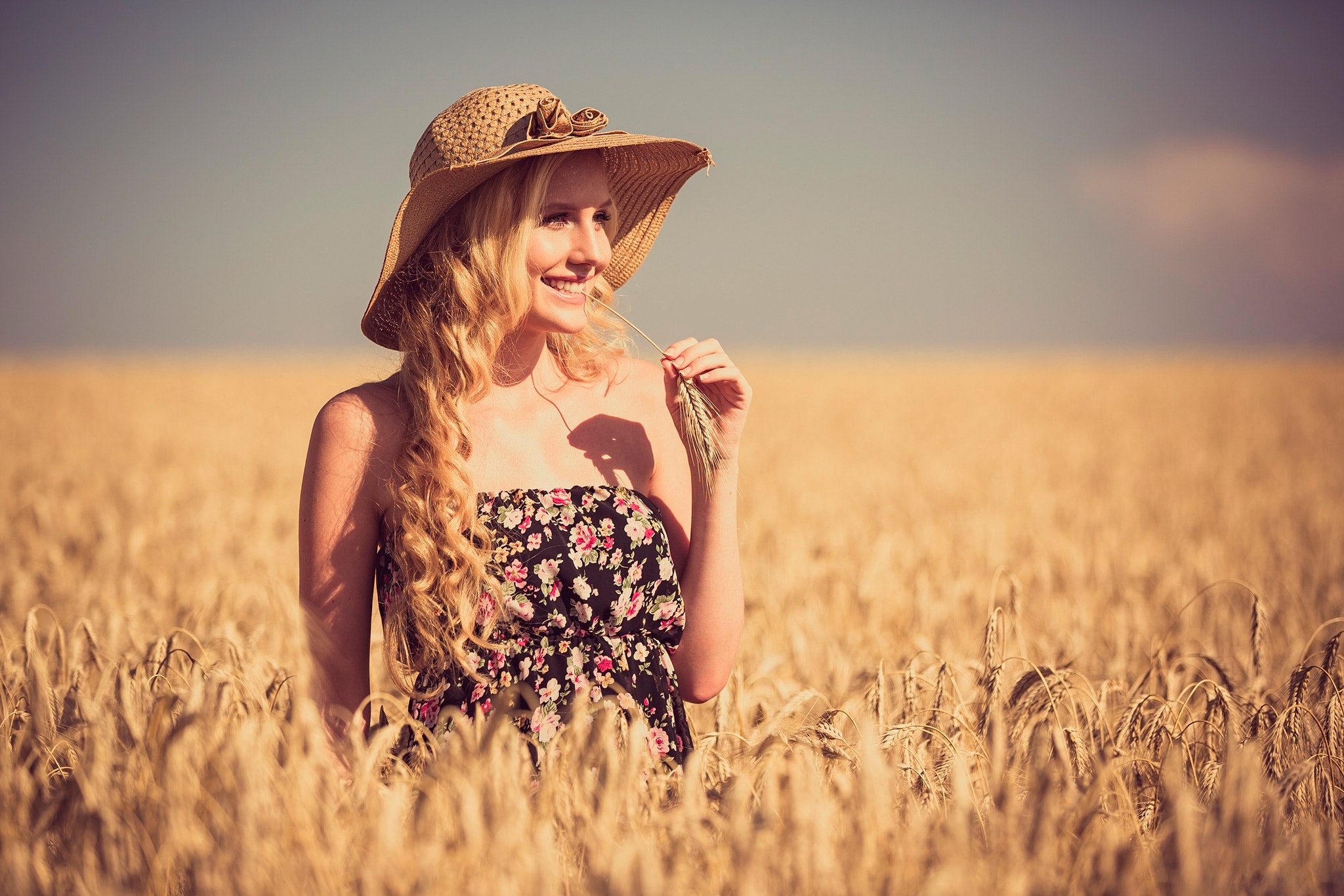 Download mobile wallpaper Summer, Wheat, Smile, Blonde, Hat, Dress, Model, Women, Long Hair, Depth Of Field for free.