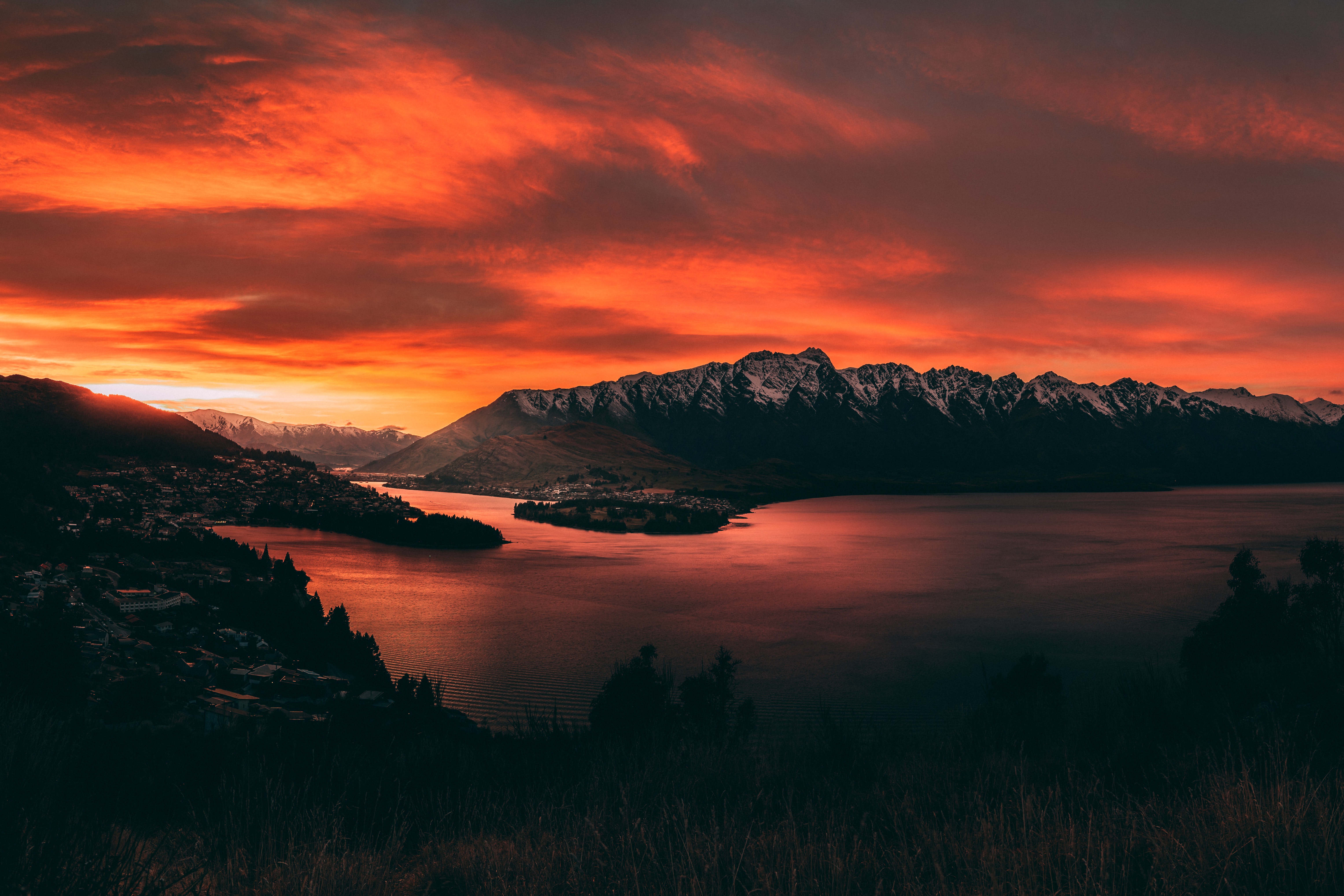 150842 скачать картинку новая зеландия, огненный, природа, озеро, закат, небо, горы - обои и заставки бесплатно