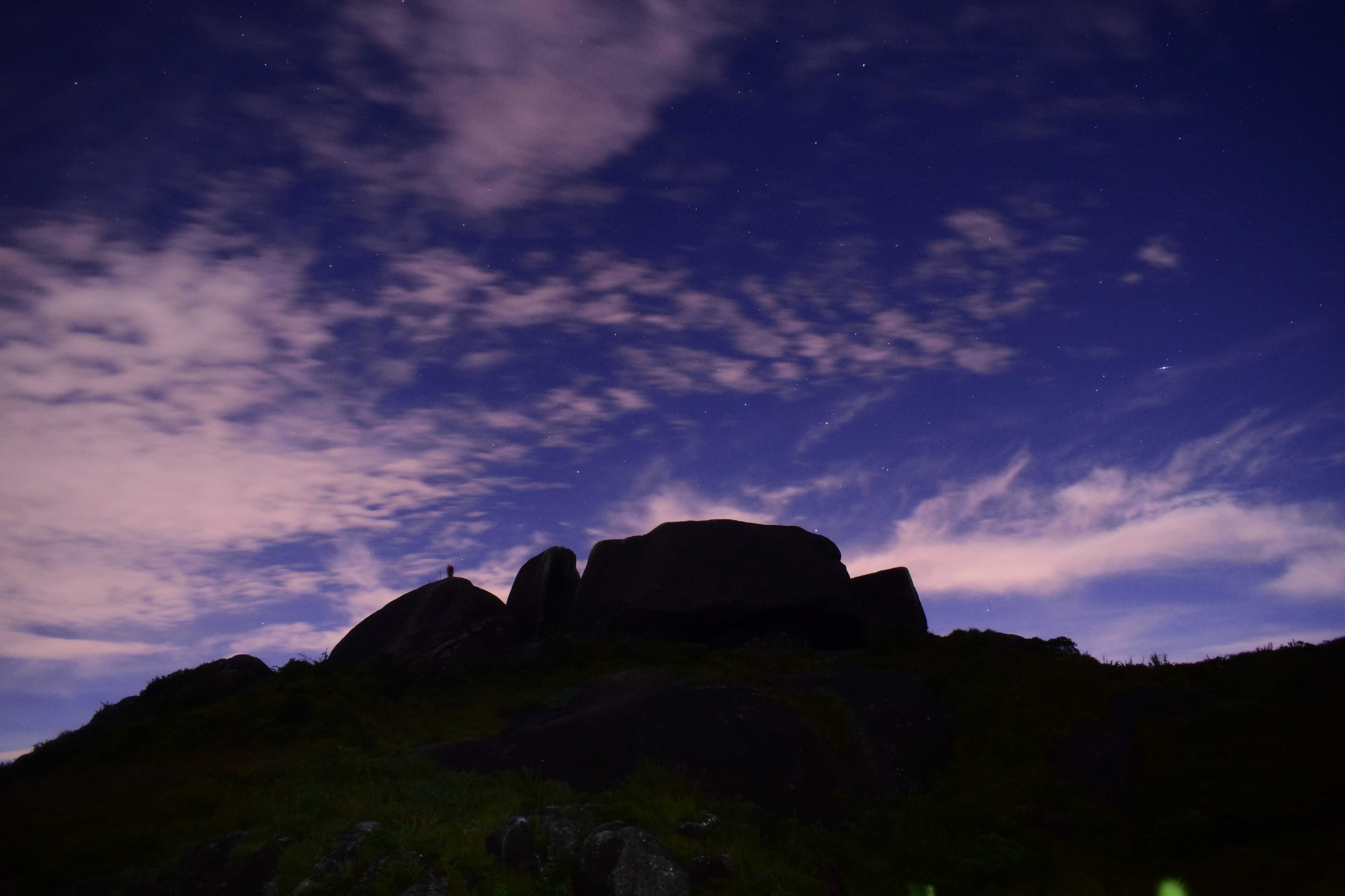 Descarga gratuita de fondo de pantalla para móvil de Nubes, Cerro, Loma, Cielo Estrellado, Naturaleza, Cielo.
