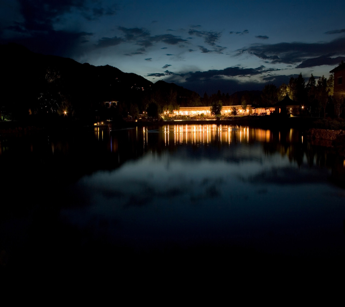 Laden Sie das Stadt, See, Dunkel, Licht, Fotografie, Nacht, Himmel, Großstadt, Spiegelung-Bild kostenlos auf Ihren PC-Desktop herunter