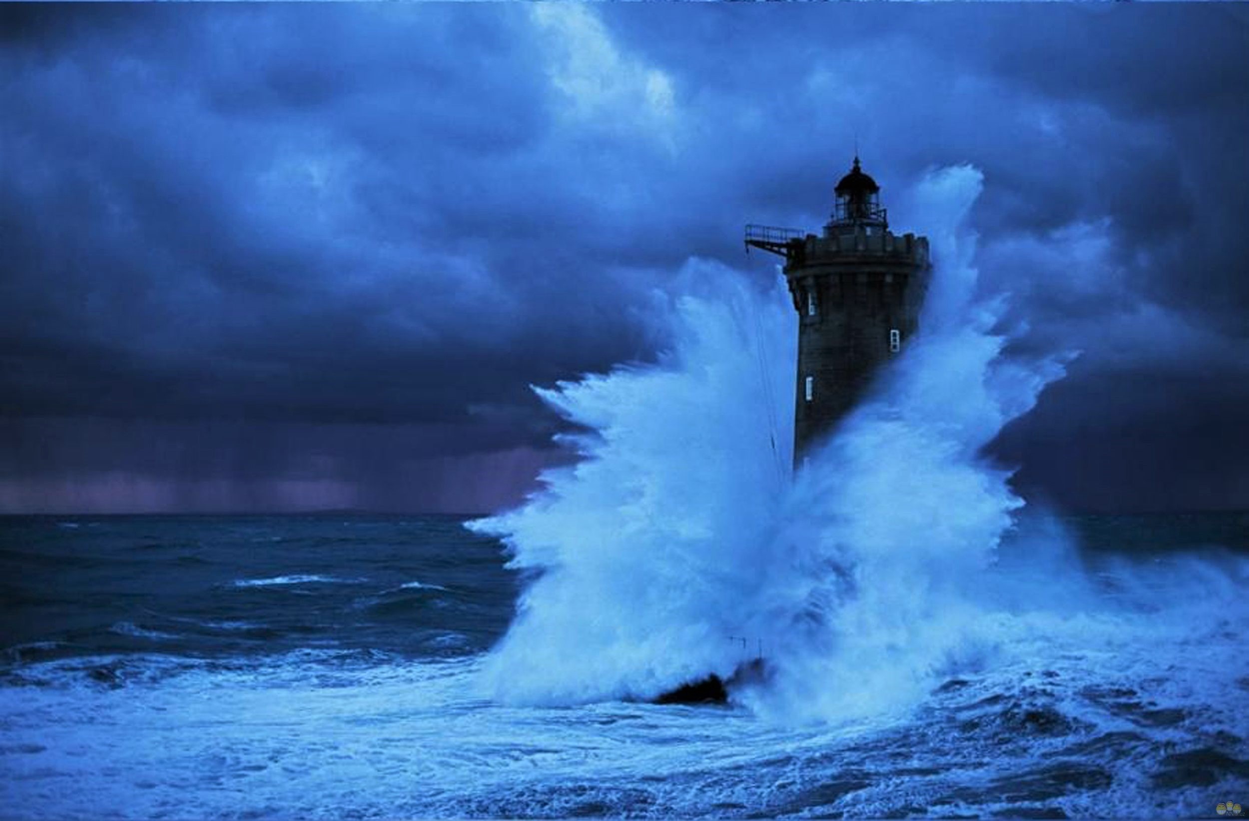 Handy-Wallpaper Ozean, Leuchtturm, Sturm, Welle, Meer, Menschengemacht kostenlos herunterladen.