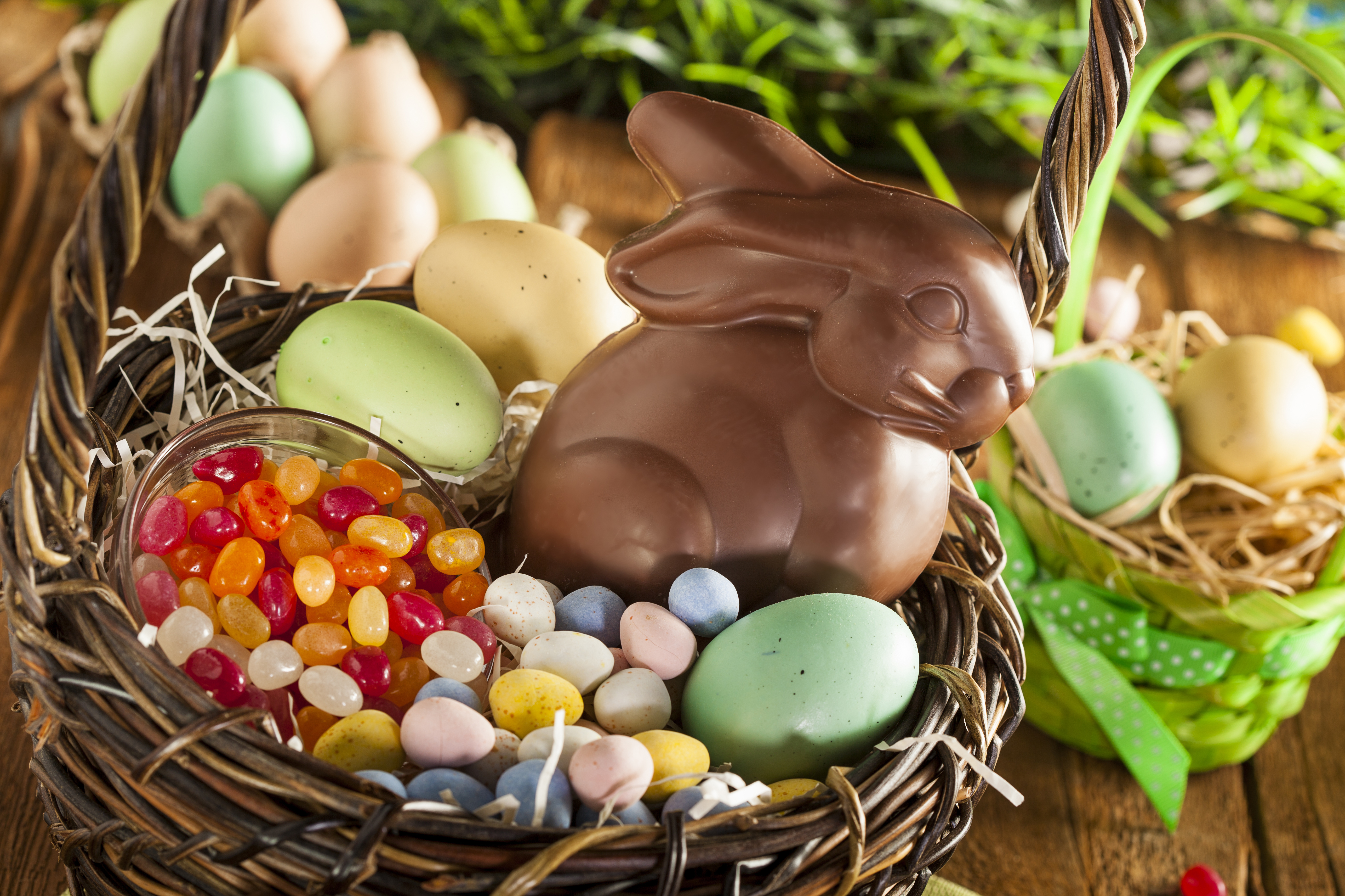 Laden Sie das Feiertage, Ostern, Schokolade, Korb, Süßigkeiten, Süßwaren-Bild kostenlos auf Ihren PC-Desktop herunter