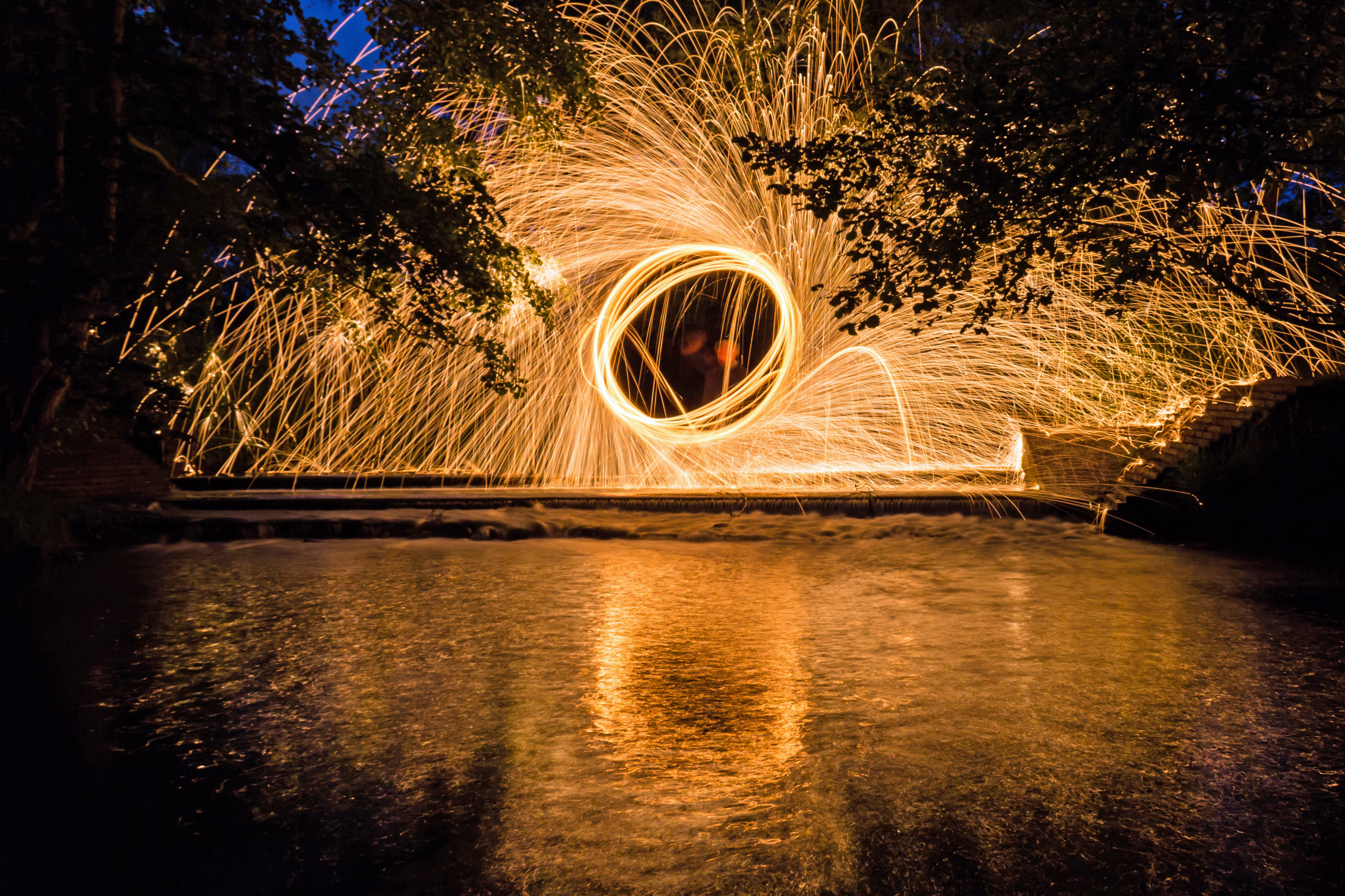 Baixe gratuitamente a imagem Noite, Luz, Fogos De Artifício, Fotografia, Reflecção na área de trabalho do seu PC