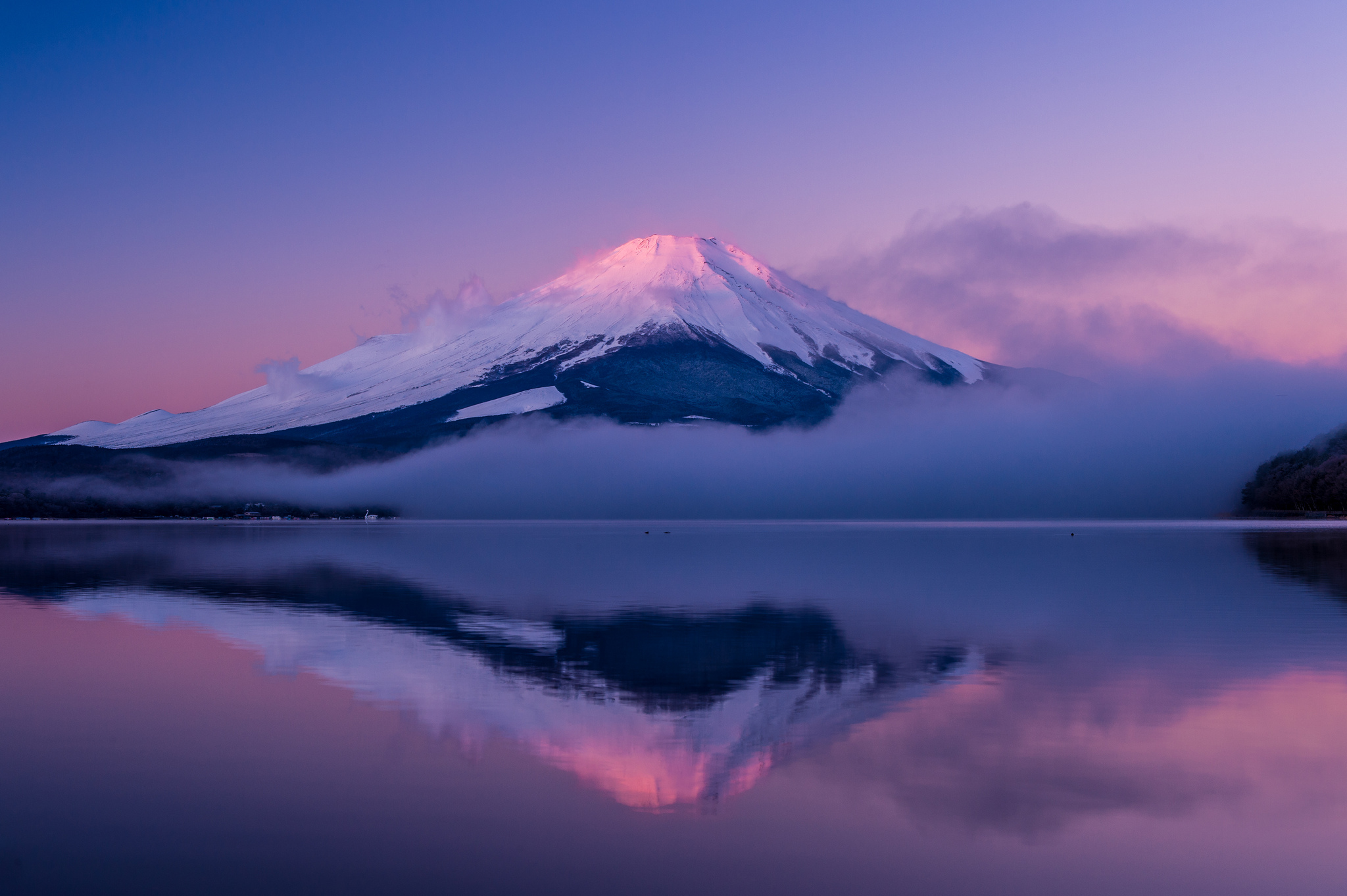 356071 Bild herunterladen lila, erde/natur, fujisan, nebel, japan, spiegelung, gipfel, vulkan, vulkane - Hintergrundbilder und Bildschirmschoner kostenlos