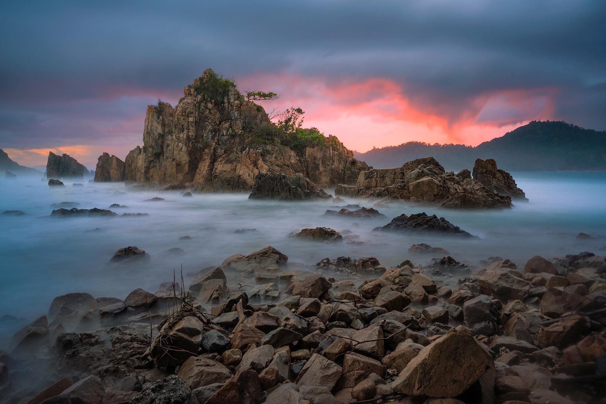 Descarga gratuita de fondo de pantalla para móvil de Mar, Piedra, Atardecer, Tierra/naturaleza, Orilla Del Mar.