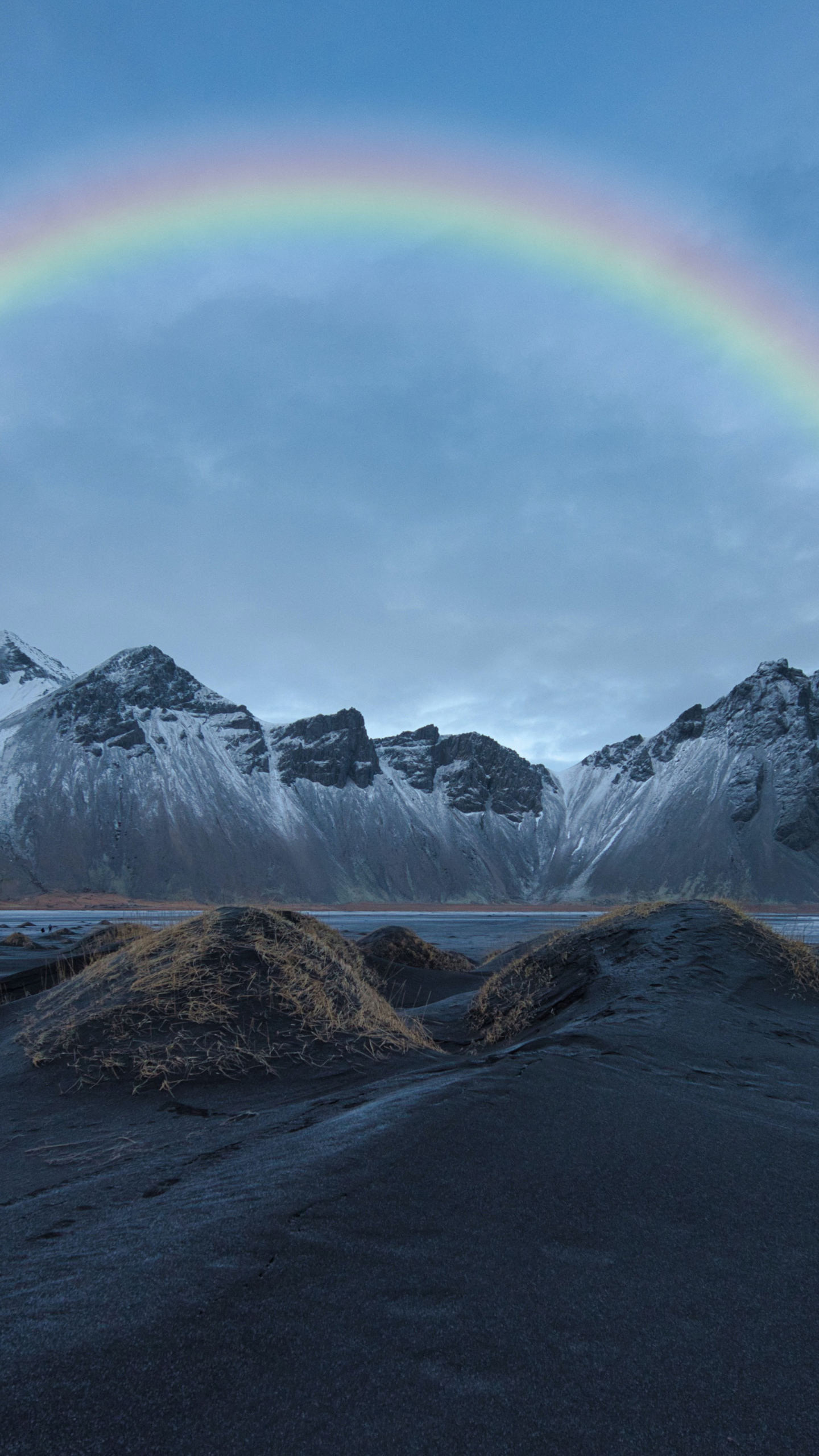 Скачать картинку Горы, Пляж, Радуга, Исландия, Земля/природа, Вестрахорн, Гора Вестрахорн в телефон бесплатно.