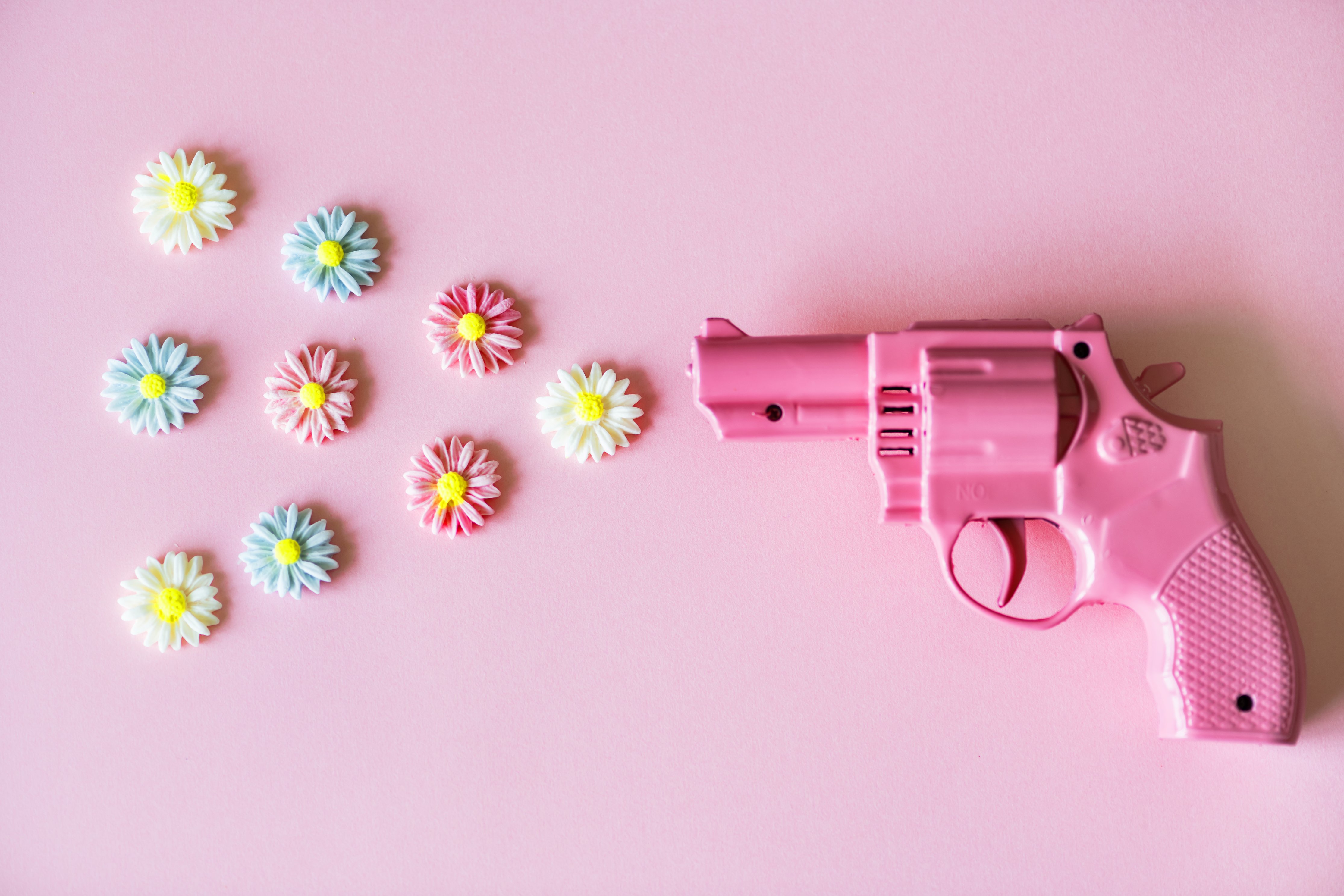 Handy-Wallpaper Rosa, Spielzeug, Revolver, Waffen kostenlos herunterladen.