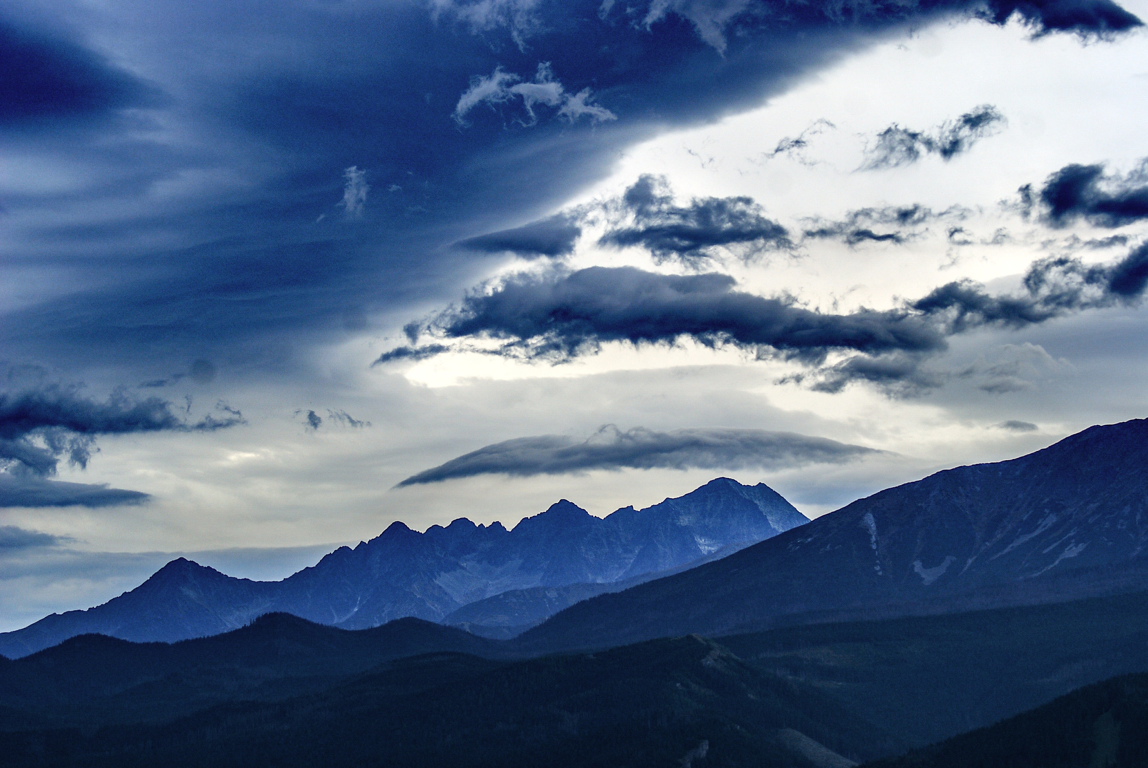 Descarga gratuita de fondo de pantalla para móvil de Montañas, Nubes, Vértice, Arriba, Naturaleza.