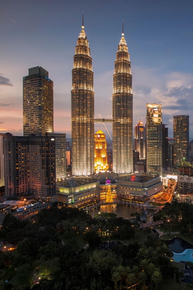 Handy-Wallpaper Stadt, Wolkenkratzer, Gebäude, Lichter, Kuala Lumpur, Malaysia, Nacht, Menschengemacht, Großstadt, Petronas Türme kostenlos herunterladen.