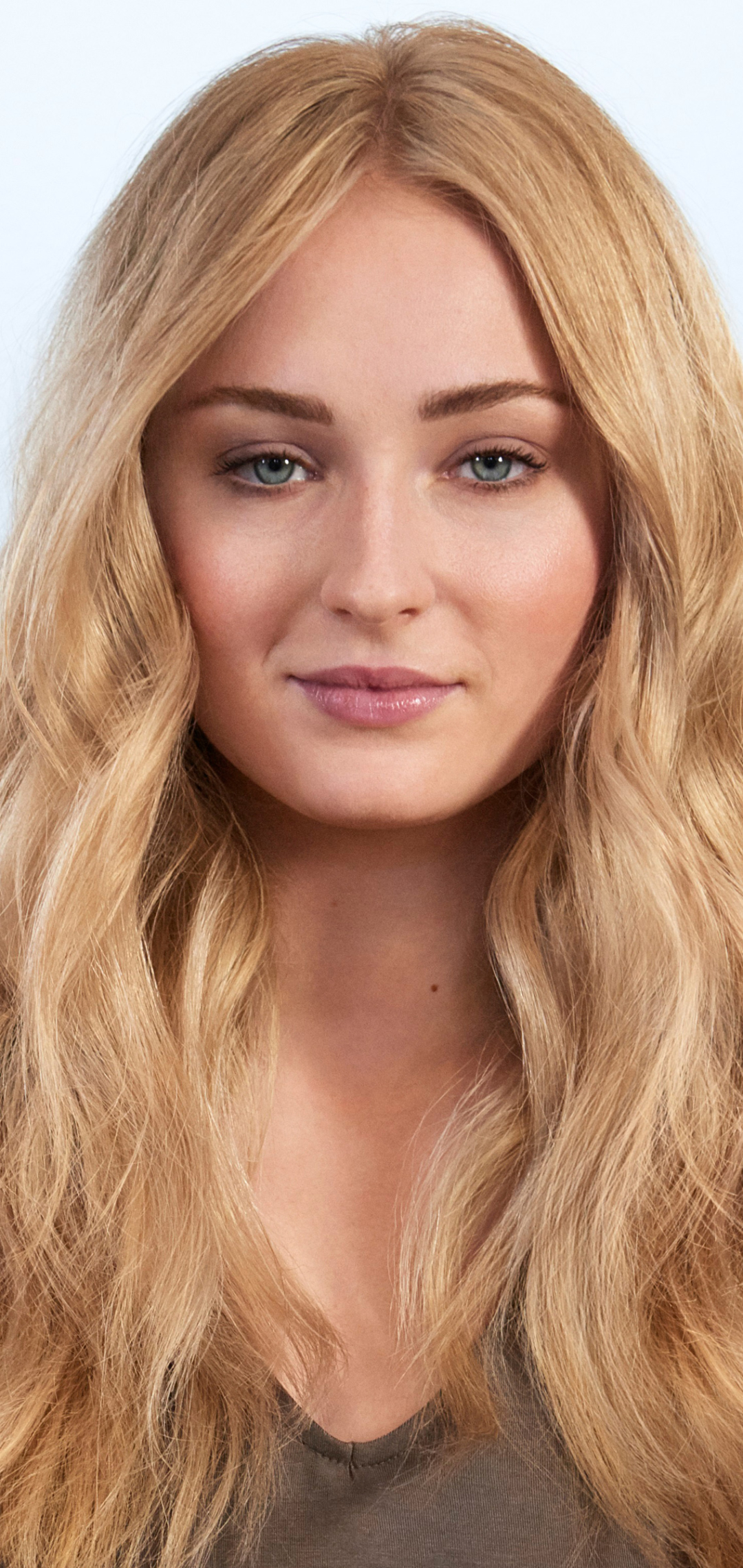 Download mobile wallpaper Blonde, Blue Eyes, Celebrity, Actress, Sophie Turner for free.