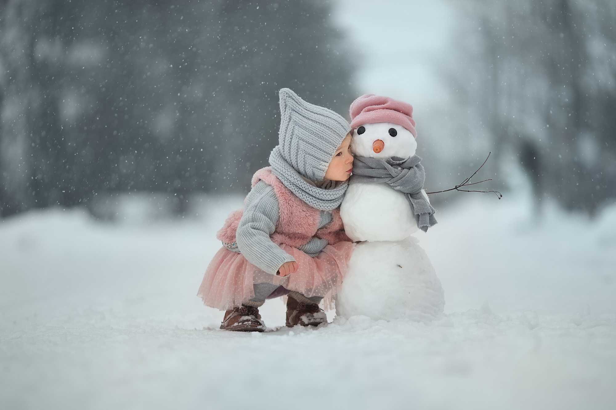 Скачать картинку Зима, Снег, Ребенок, Снеговик, Фотографии, Малышка в телефон бесплатно.