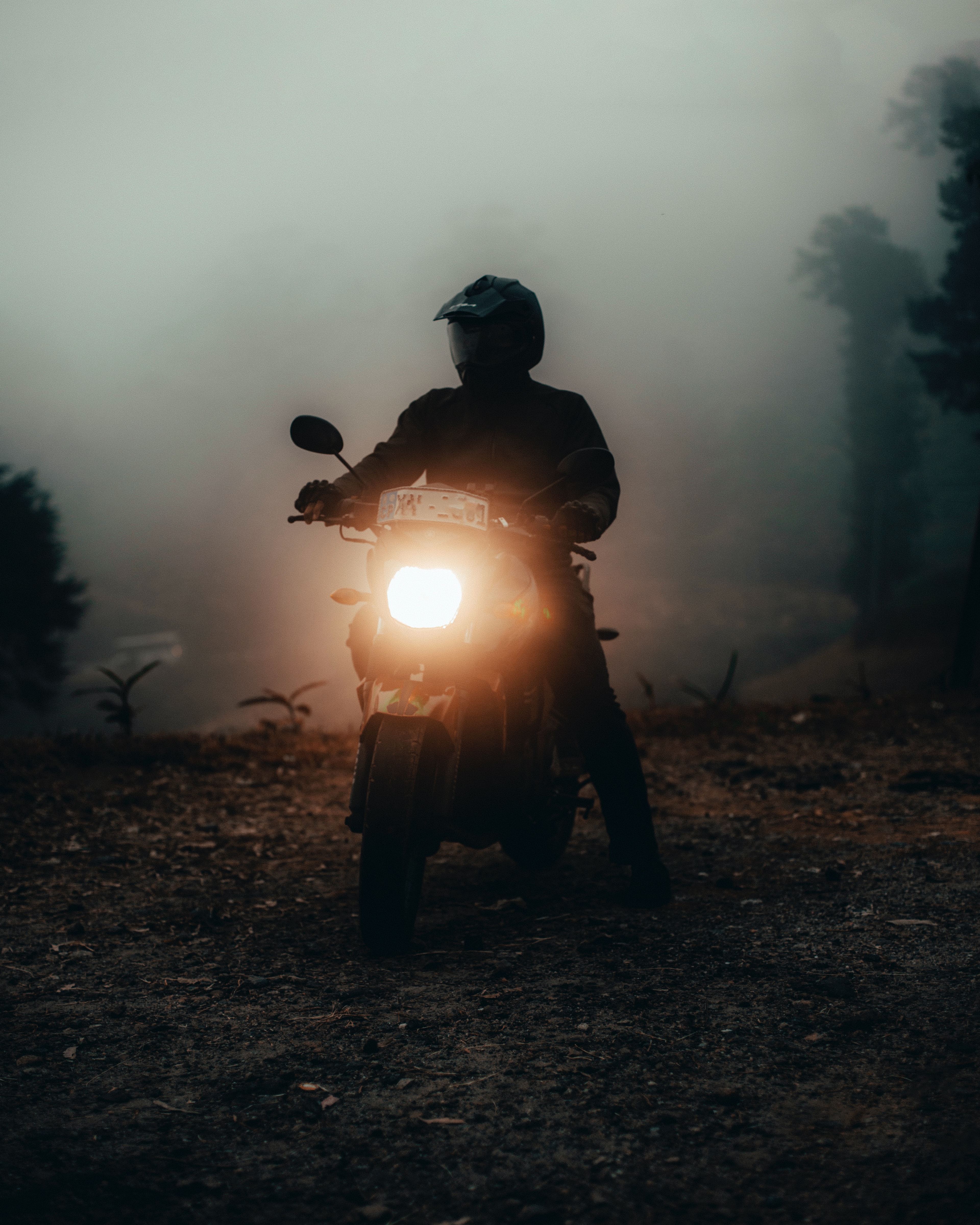 Скачать картинку Туман, Свет, Мотоцикл, Фара, Мотоциклы, Мотоциклист в телефон бесплатно.