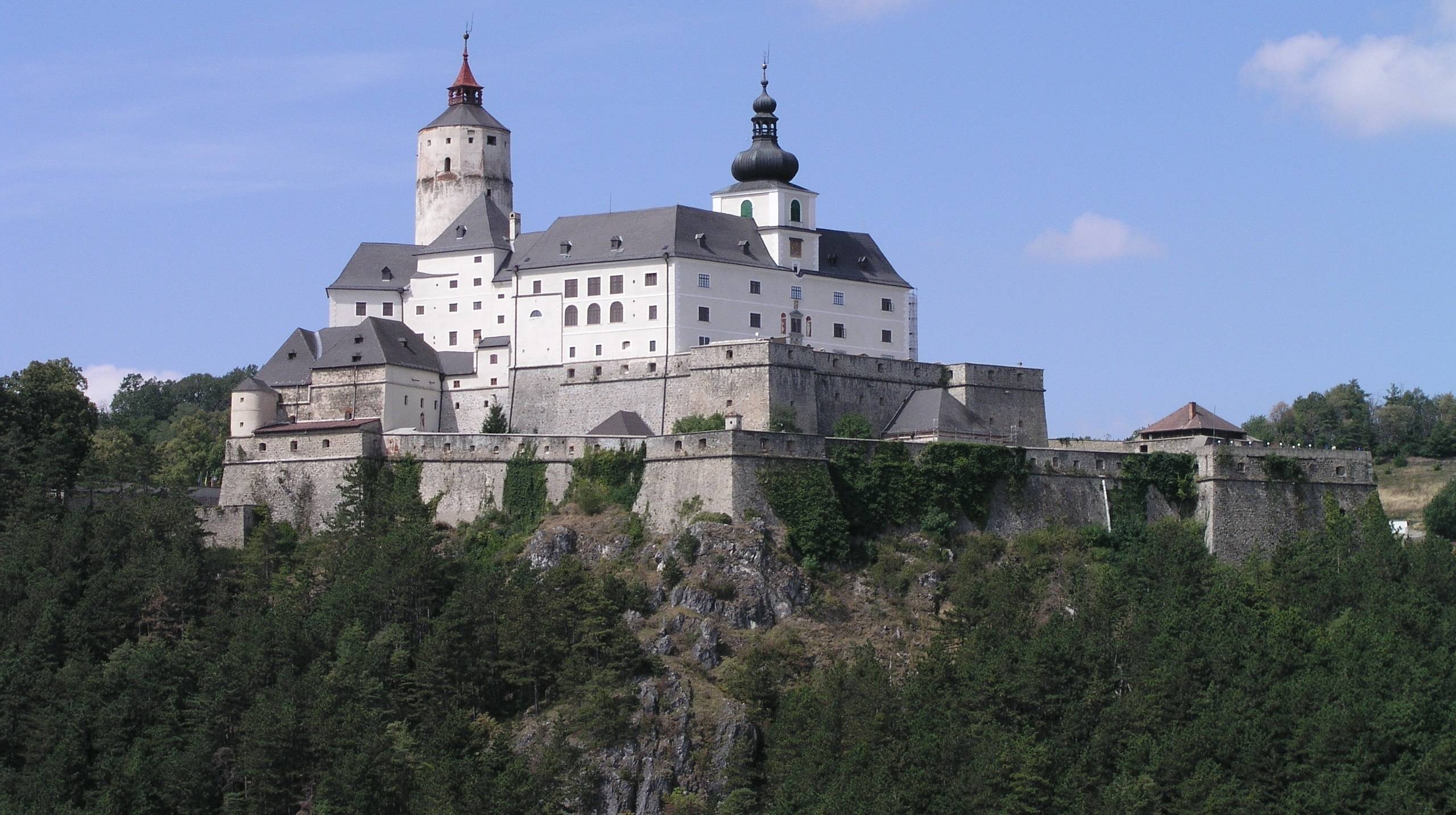 Популярні заставки і фони Замок Форхтенштейн на комп'ютер