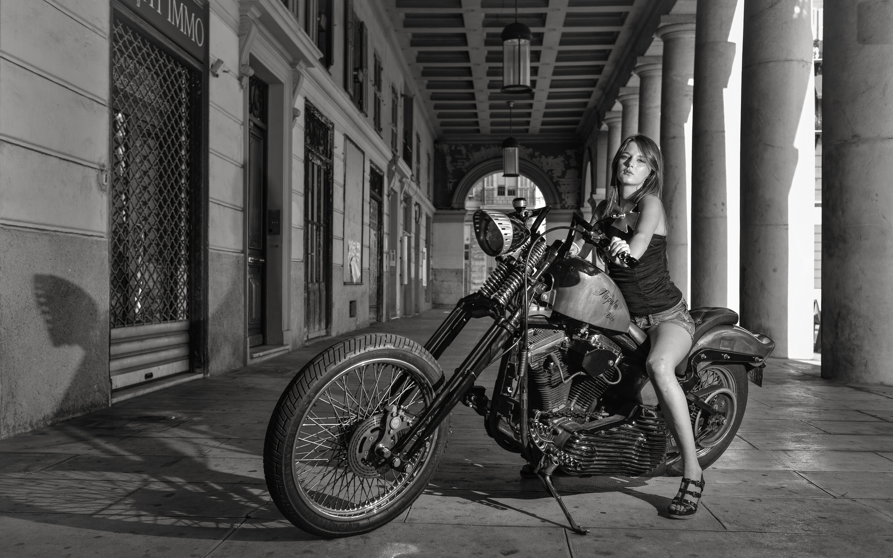 999575画像をダウンロード女性, ガールズ＆バイク, バイカー, 黒 白, オートバイ-壁紙とスクリーンセーバーを無料で