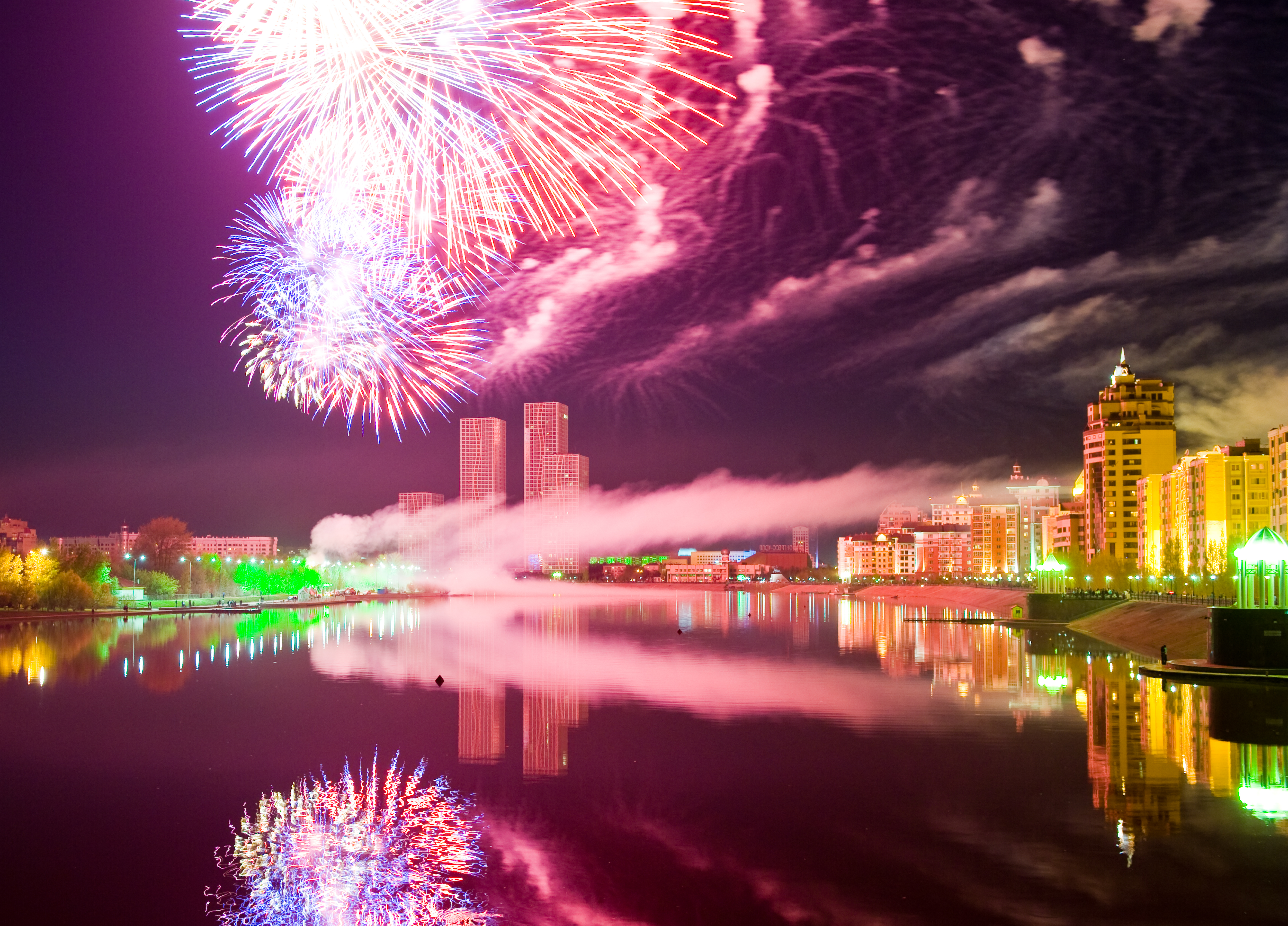 Handy-Wallpaper Gebäude, Licht, Feuerwerk, Fotografie, Nacht, Himmel, Großstadt, Spiegelung kostenlos herunterladen.