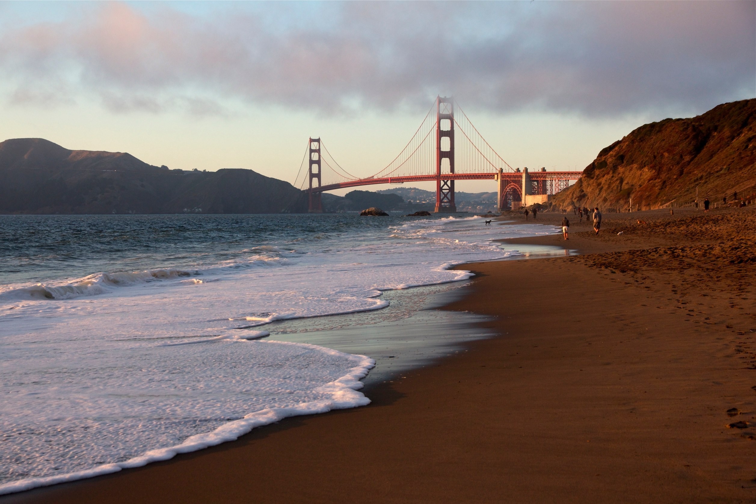 Скачати мобільні шпалери Берег, Банк, Міст, Прогулянка, Прогулятися, Сліди, Каліфорнія, Сан Франциско, Природа, Пісок, Люди безкоштовно.