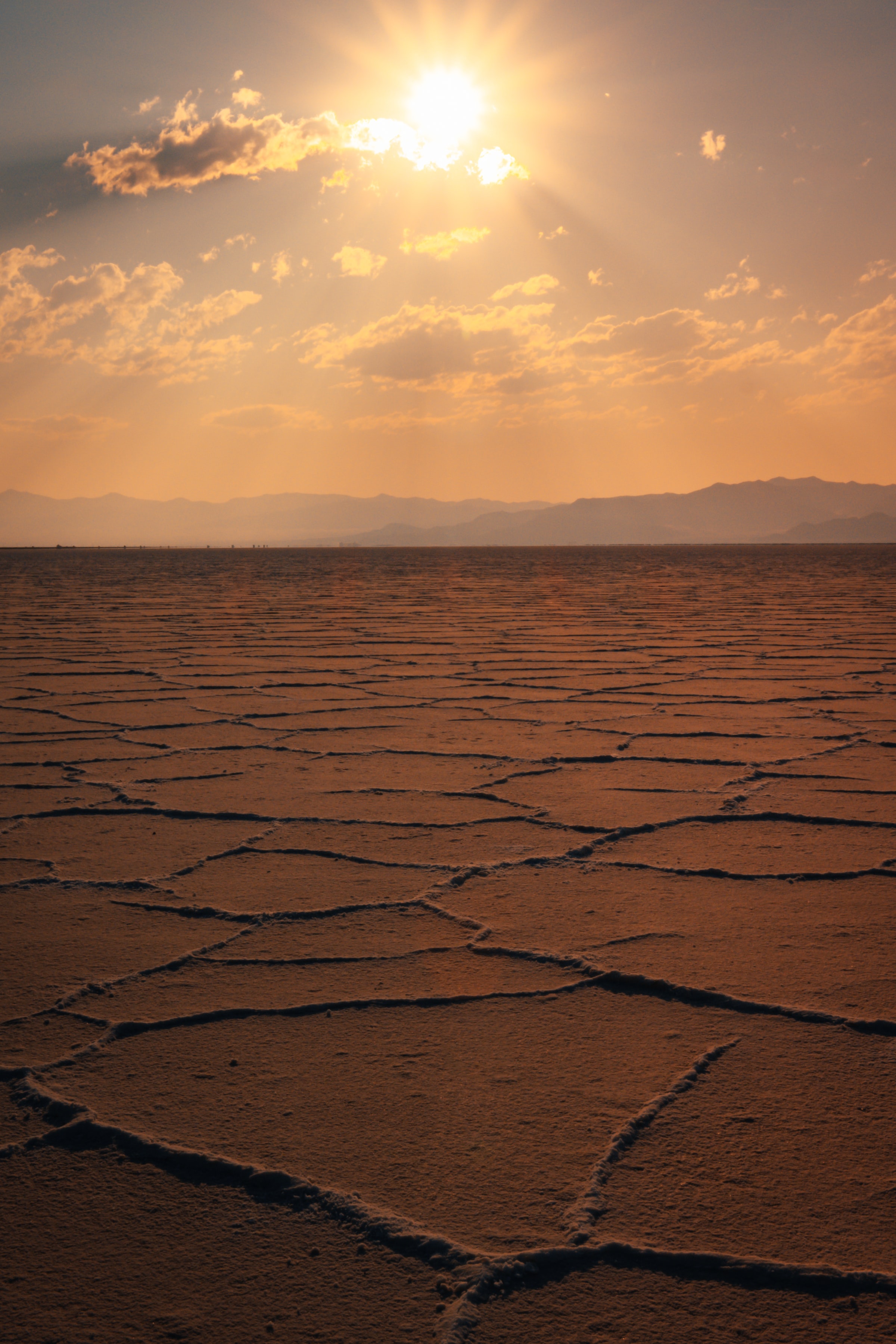 Free download wallpaper Rays, Beams, Sun, Desert, Horizon, Nature, Mountains on your PC desktop