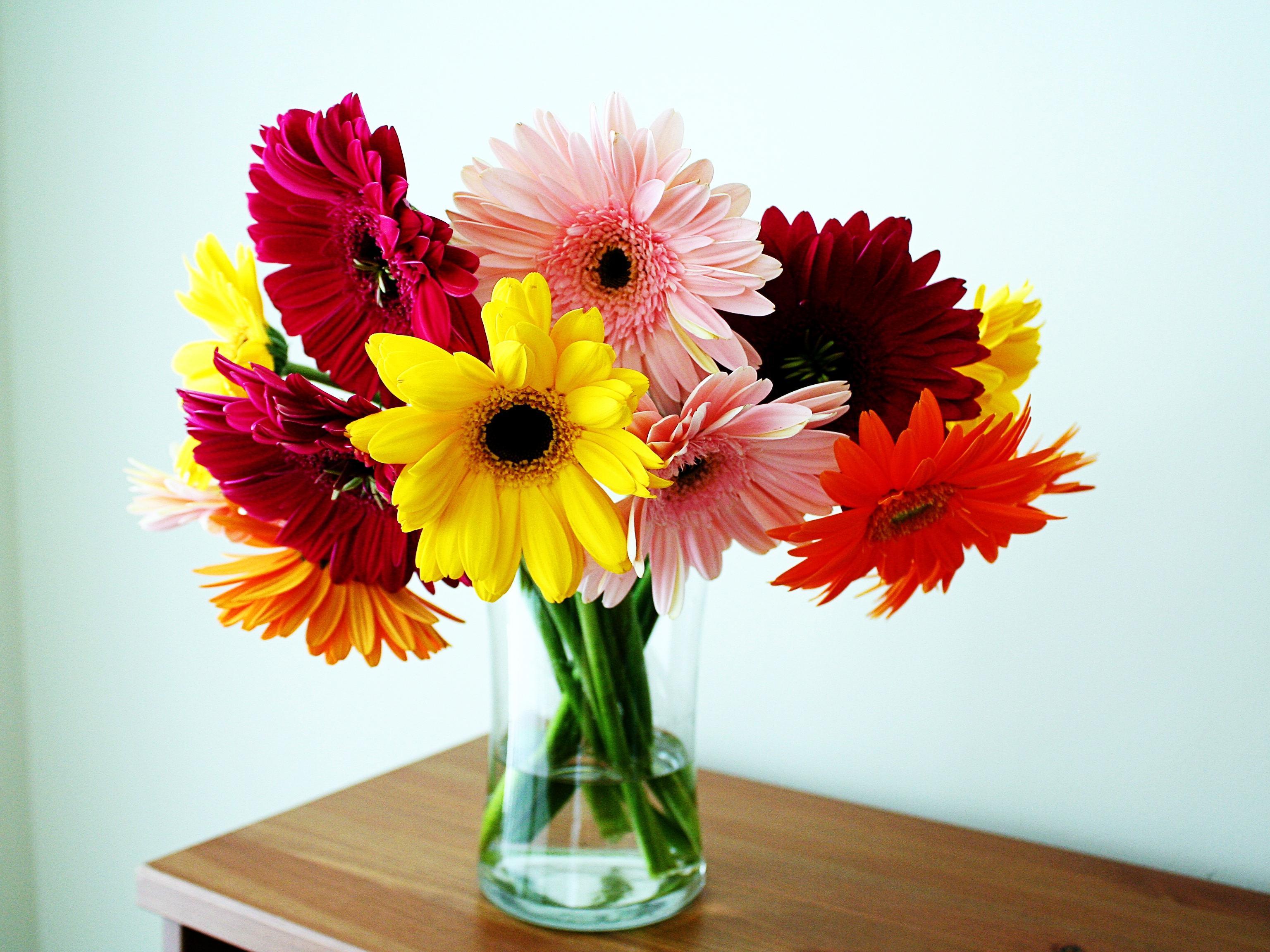 bouquet, gerberas, flowers, table, vase Full HD