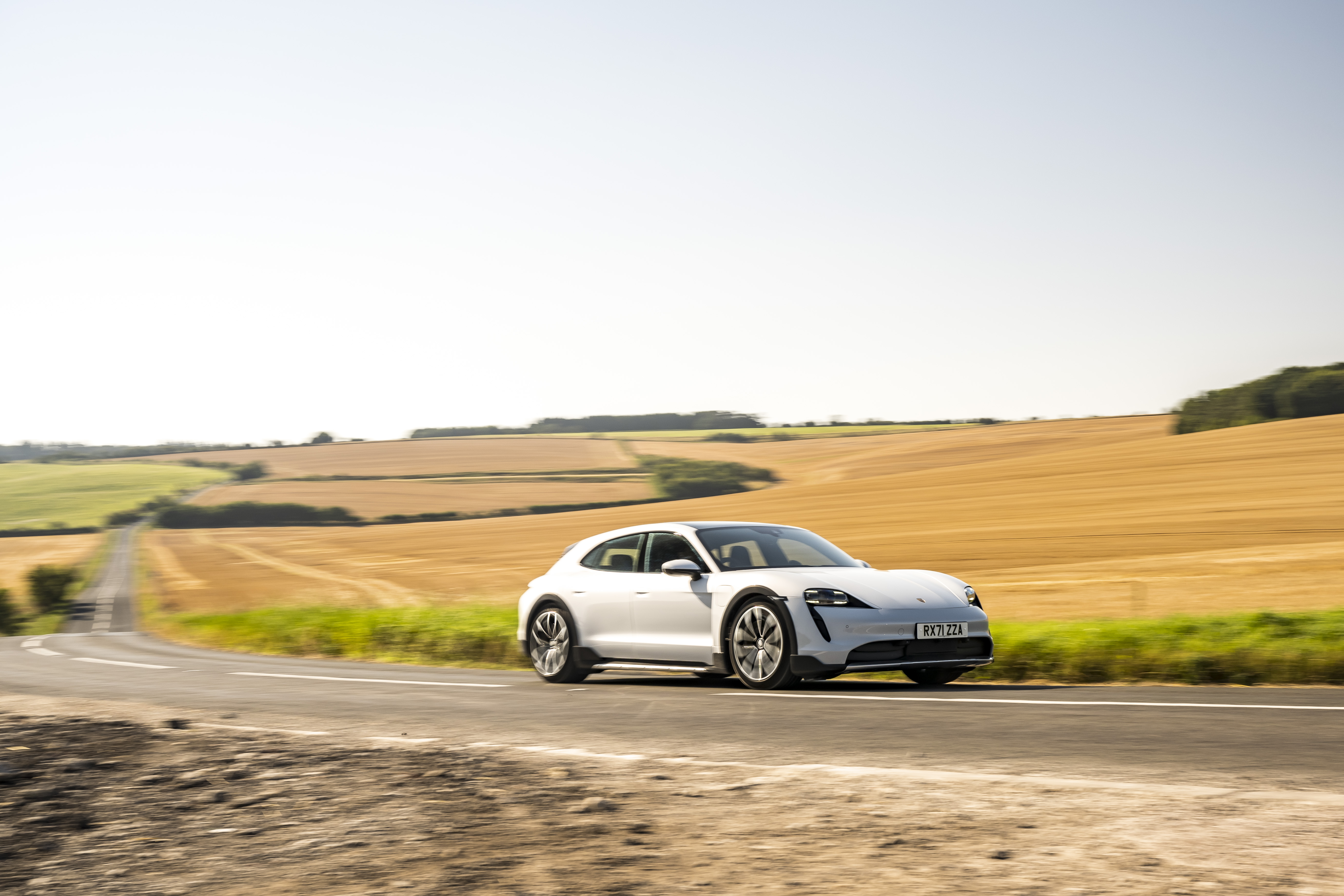 Descarga gratuita de fondo de pantalla para móvil de Porsche, Vehículos, Coche Blanco, Porsche Taycan 4S.