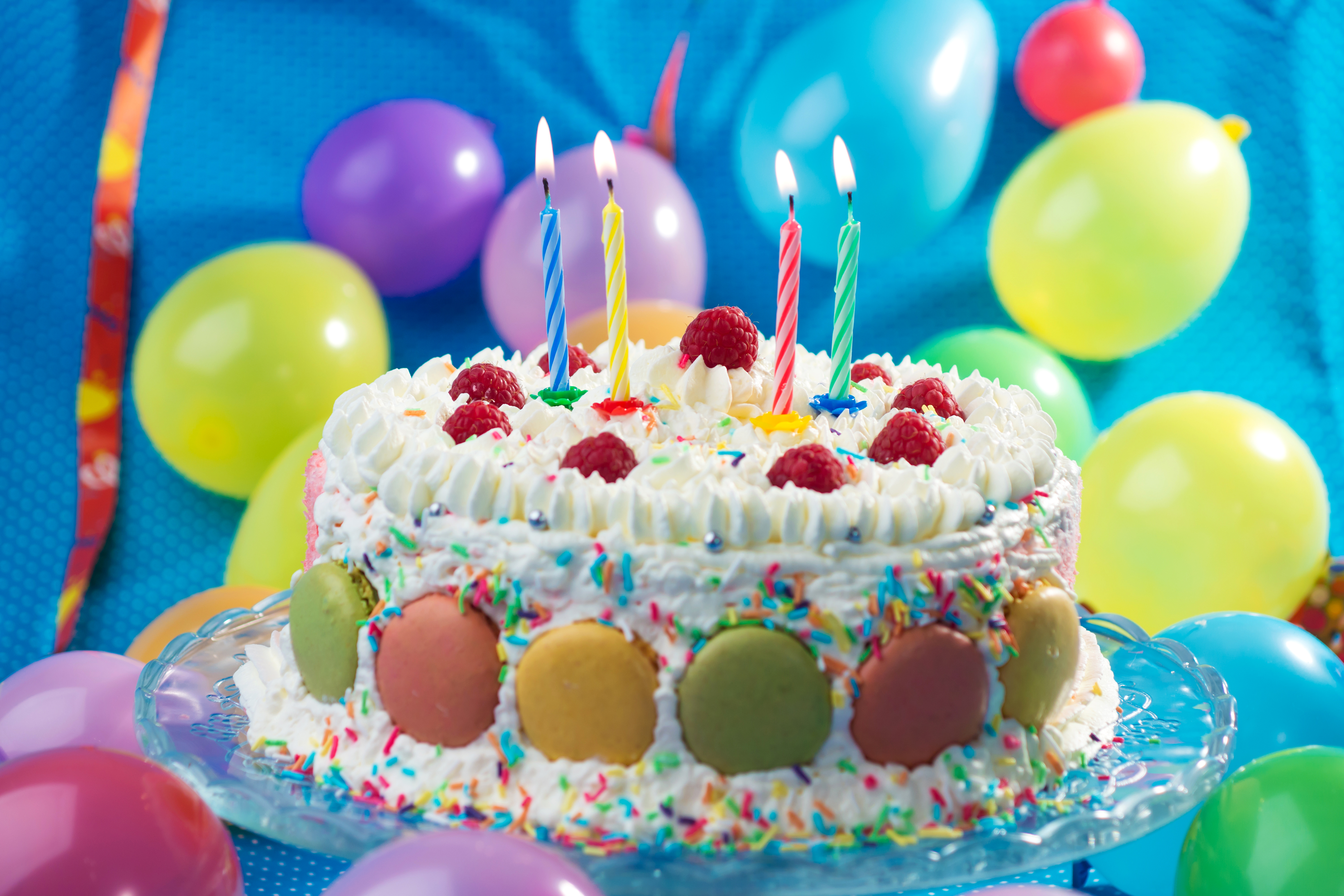 844309 завантажити картинку свято, день народження, повітряна куля, торт, свічка, кольори, вершки, макарон, кондитерські вироби - шпалери і заставки безкоштовно