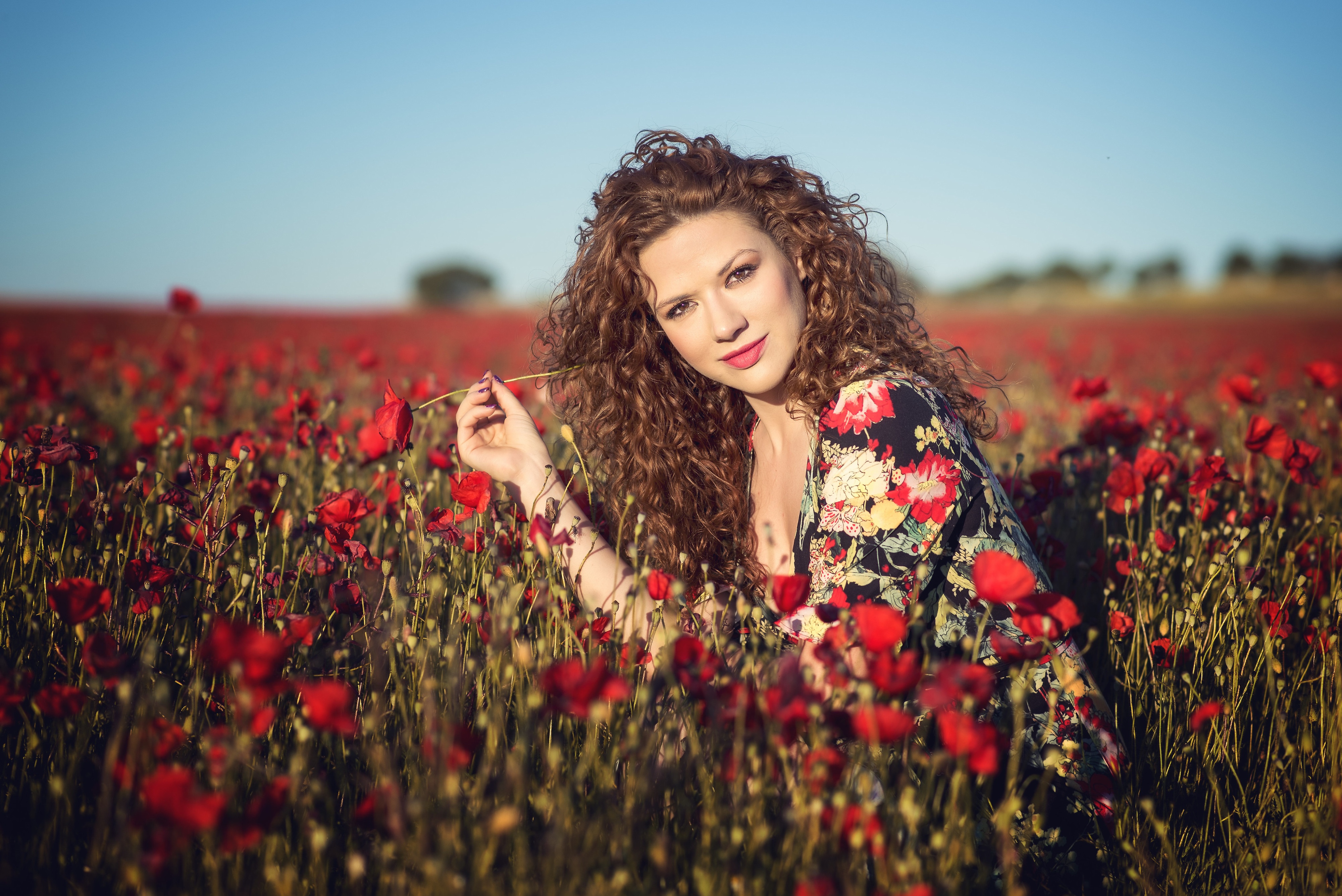 Téléchargez des papiers peints mobile Été, Coquelicot, Brune, Femmes, Fleur Rouge, Top Model, Rouge À Lèvres, Profondeur De Champ gratuitement.