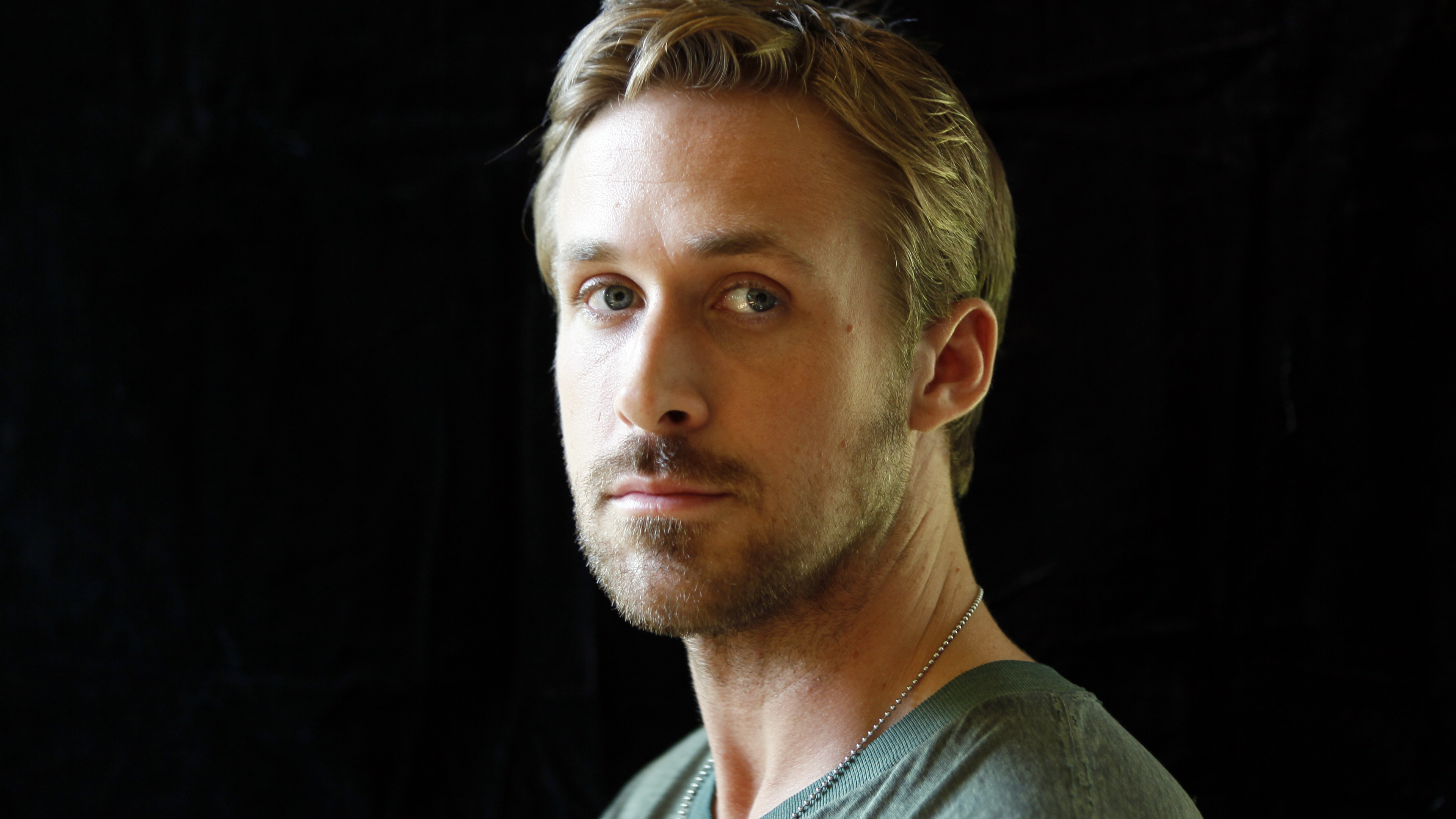 Descarga gratis la imagen Ryan Gosling, Canadiense, Celebridades, Actor en el escritorio de tu PC