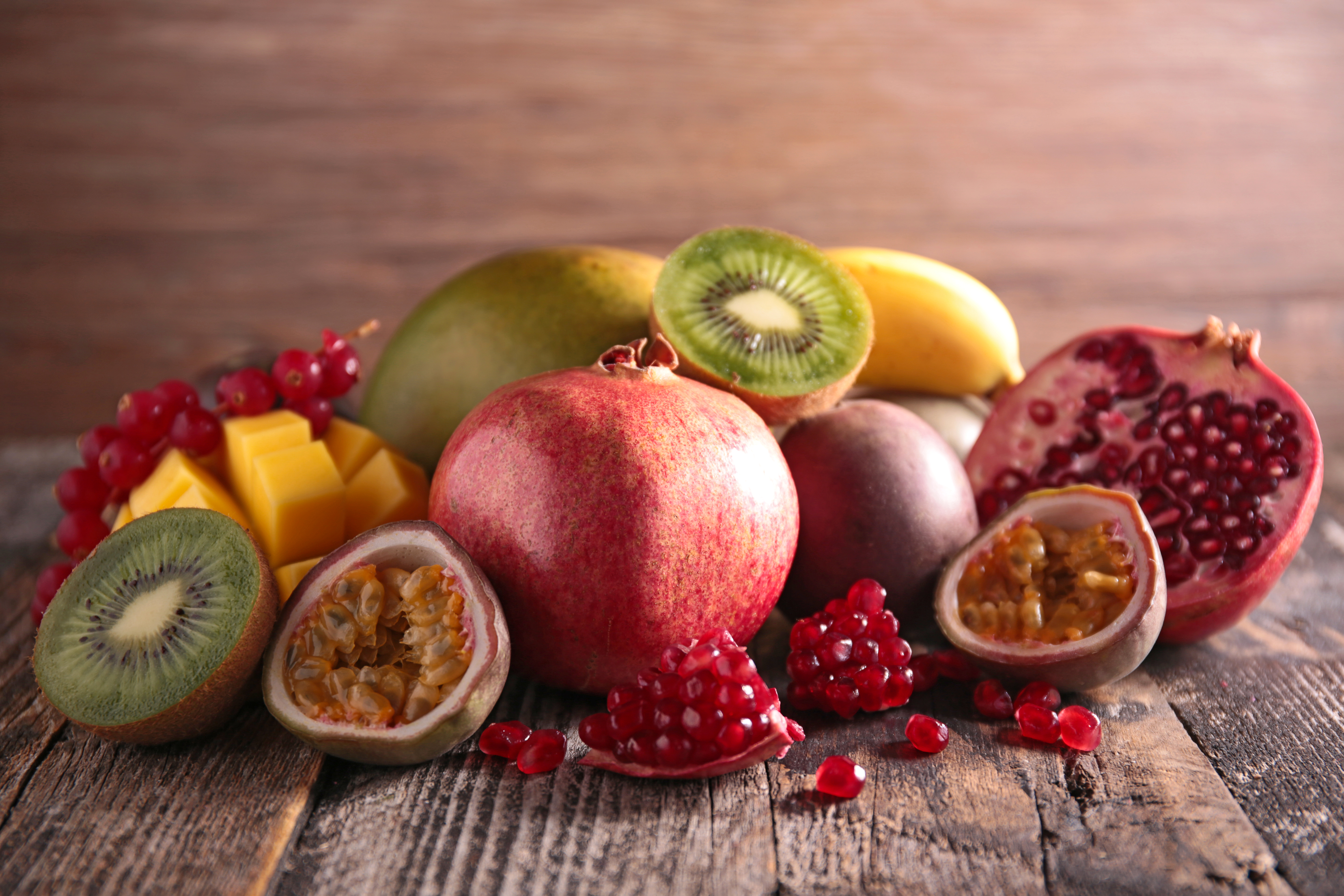 405553 Hintergrundbild herunterladen nahrungsmittel, frucht, kiwi, mango, granatapfel, früchte - Bildschirmschoner und Bilder kostenlos