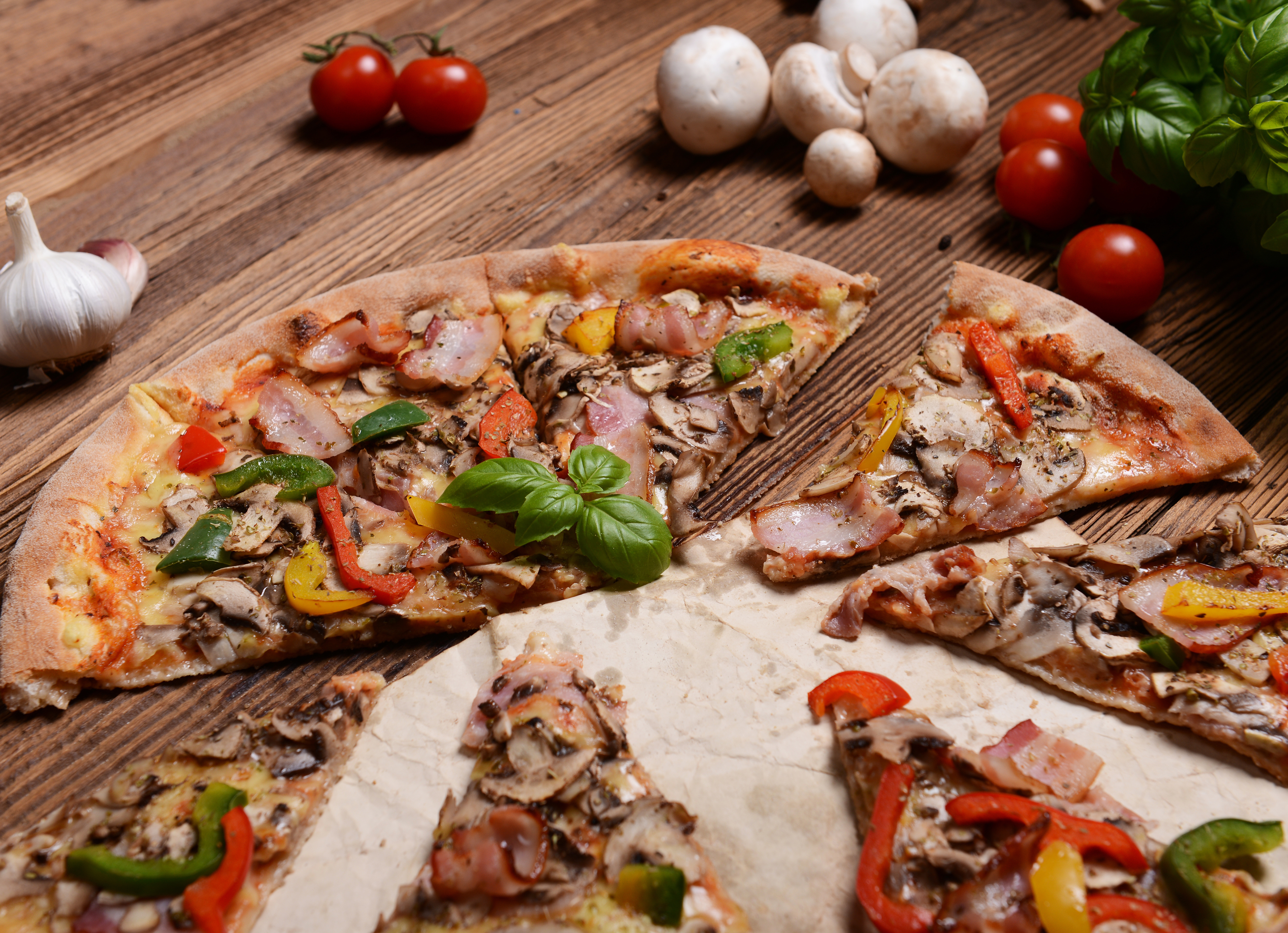 Handy-Wallpaper Pizza, Pilz, Tomate, Nahrungsmittel, Stillleben kostenlos herunterladen.