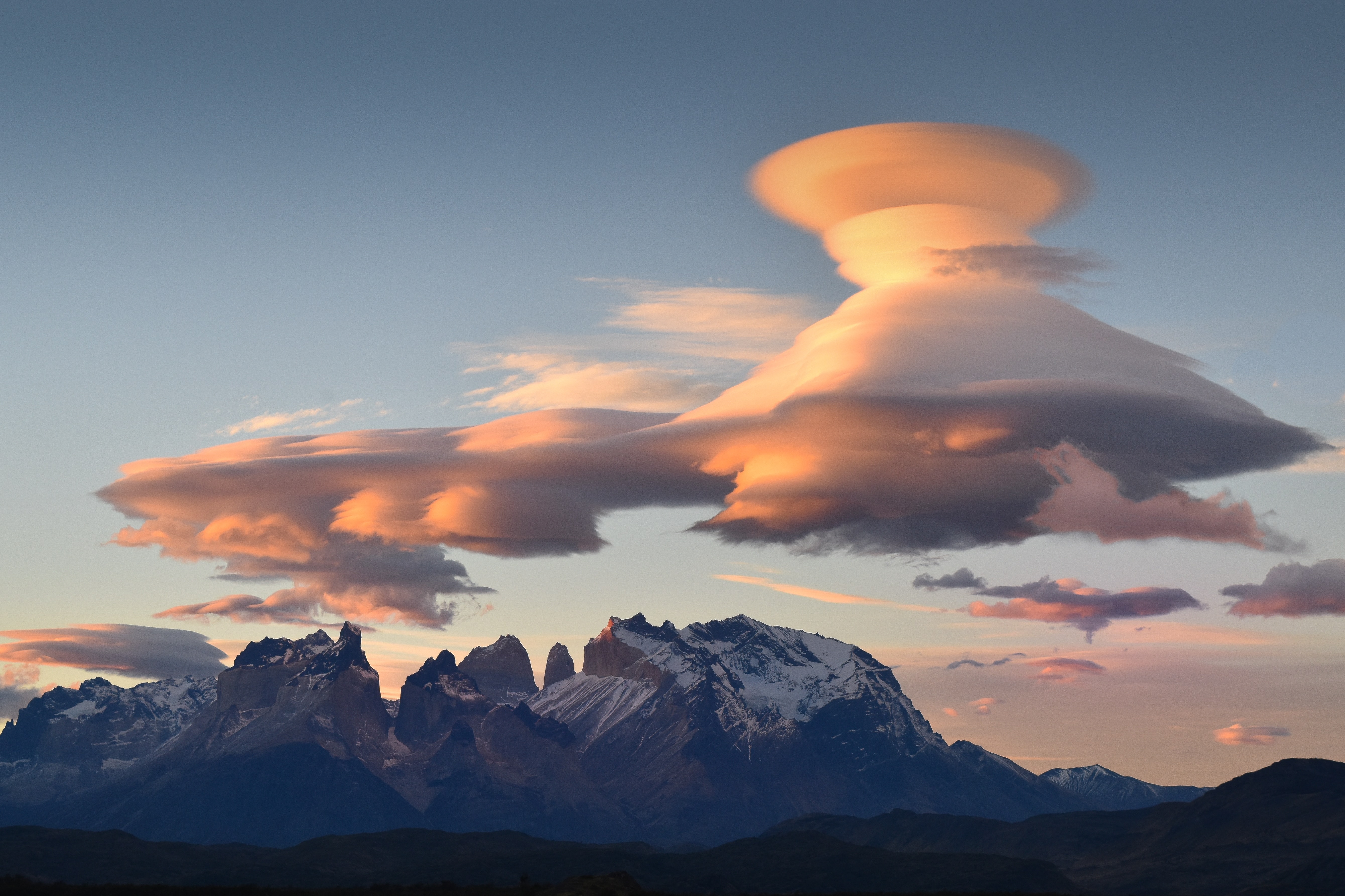 Handy-Wallpaper Gebirge, Wolke, Chile, Patagonien, Berge, Erde/natur, Nationalpark Torres Del Paine kostenlos herunterladen.
