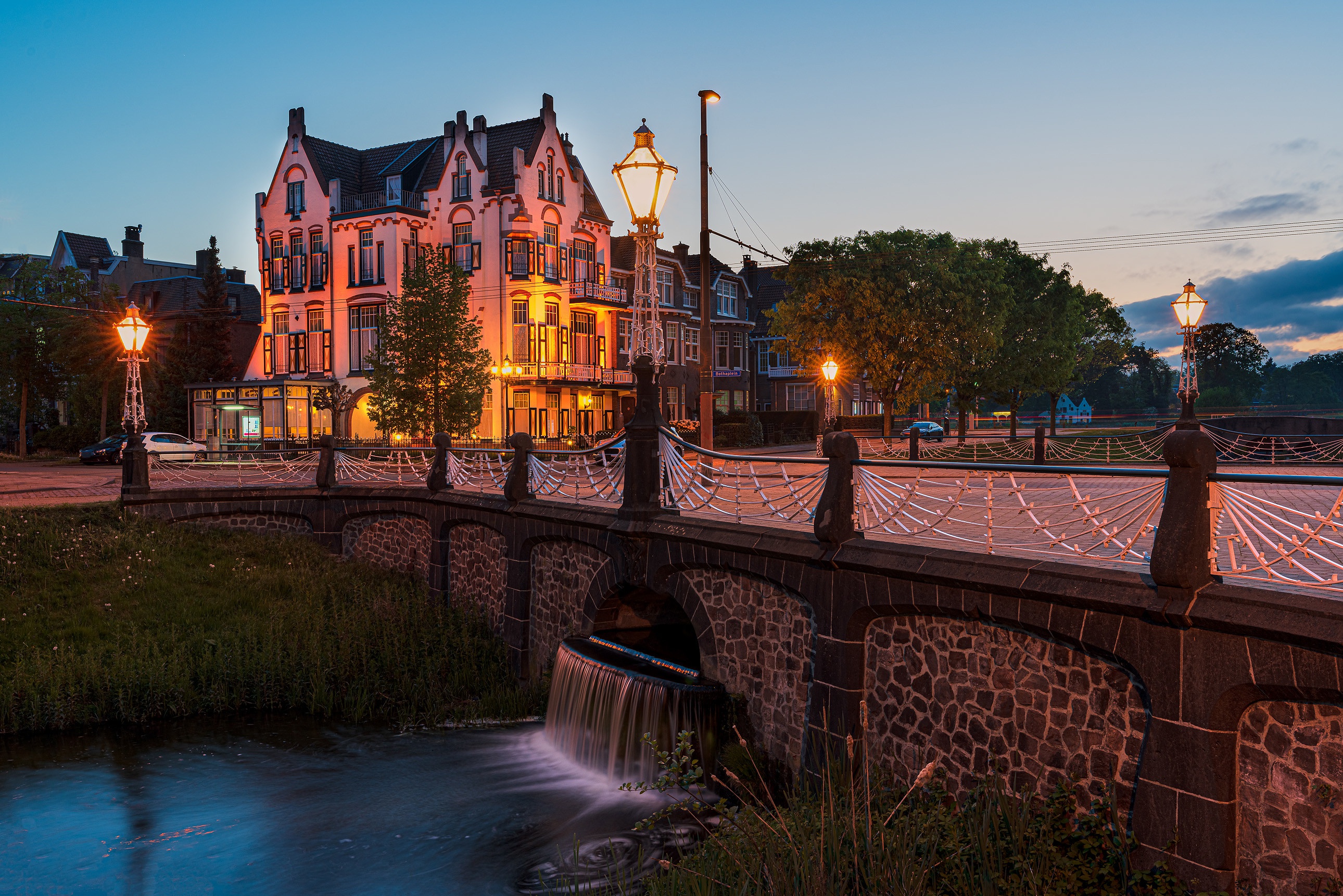 Laden Sie das Gebäude, Fluss, Brücke, Niederlande, Hotel, Menschengemacht, Arnheim-Bild kostenlos auf Ihren PC-Desktop herunter
