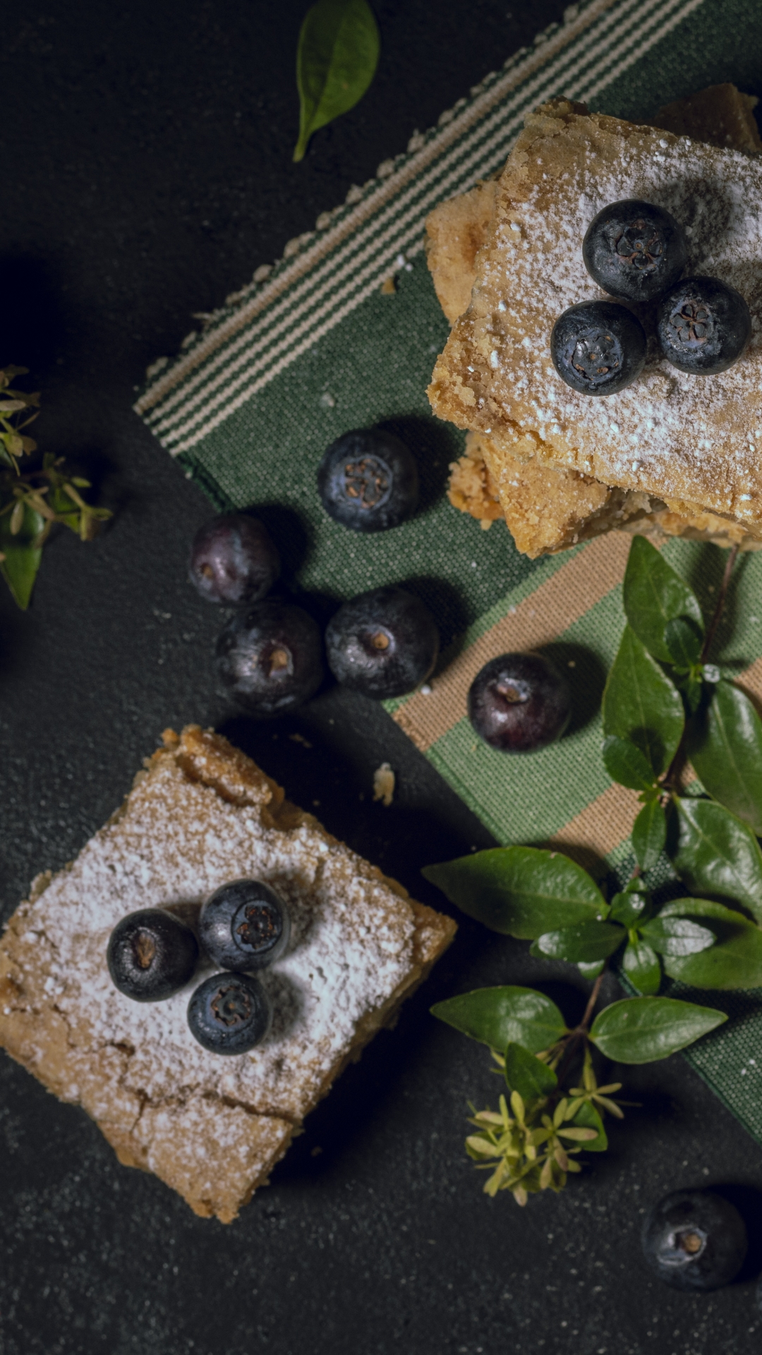 Handy-Wallpaper Beere, Frucht, Blaubeere, Heidelbeere, Nahrungsmittel, Stillleben, Plätzchen kostenlos herunterladen.