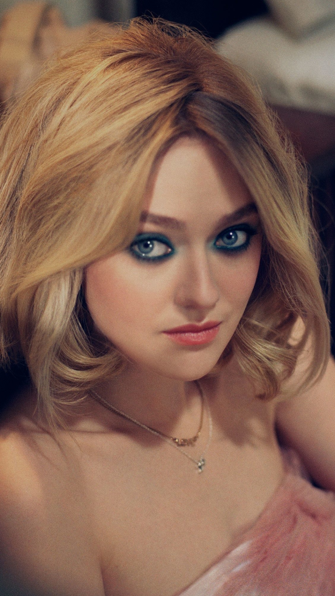 Download mobile wallpaper Blonde, Blue Eyes, American, Celebrity, Actress, Dakota Fanning for free.