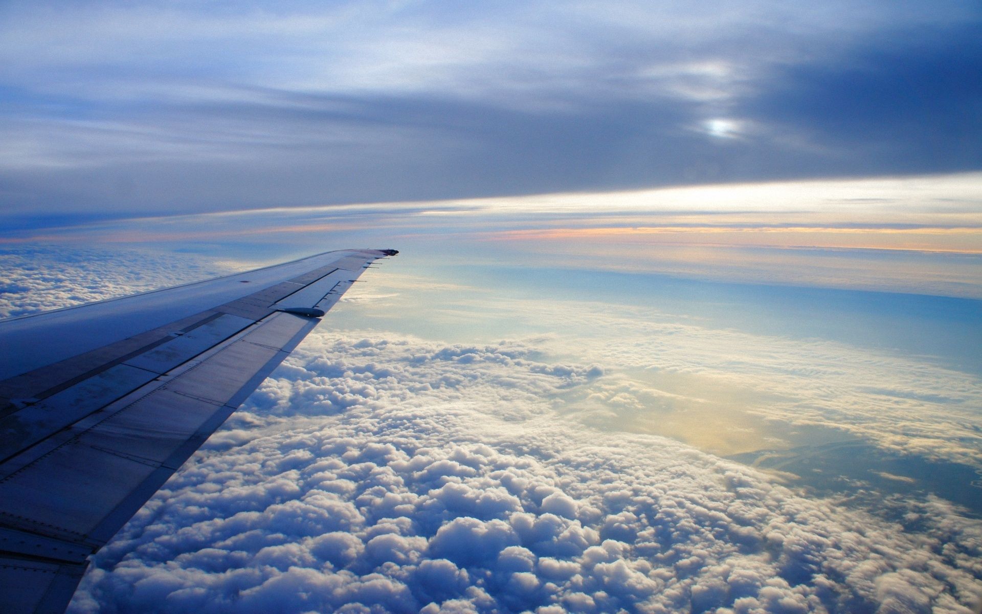 138685 завантажити картинку рейс, хмари, природа, небо, земля, політ, висота, зріст, крило, літак, ширяння, пару - шпалери і заставки безкоштовно