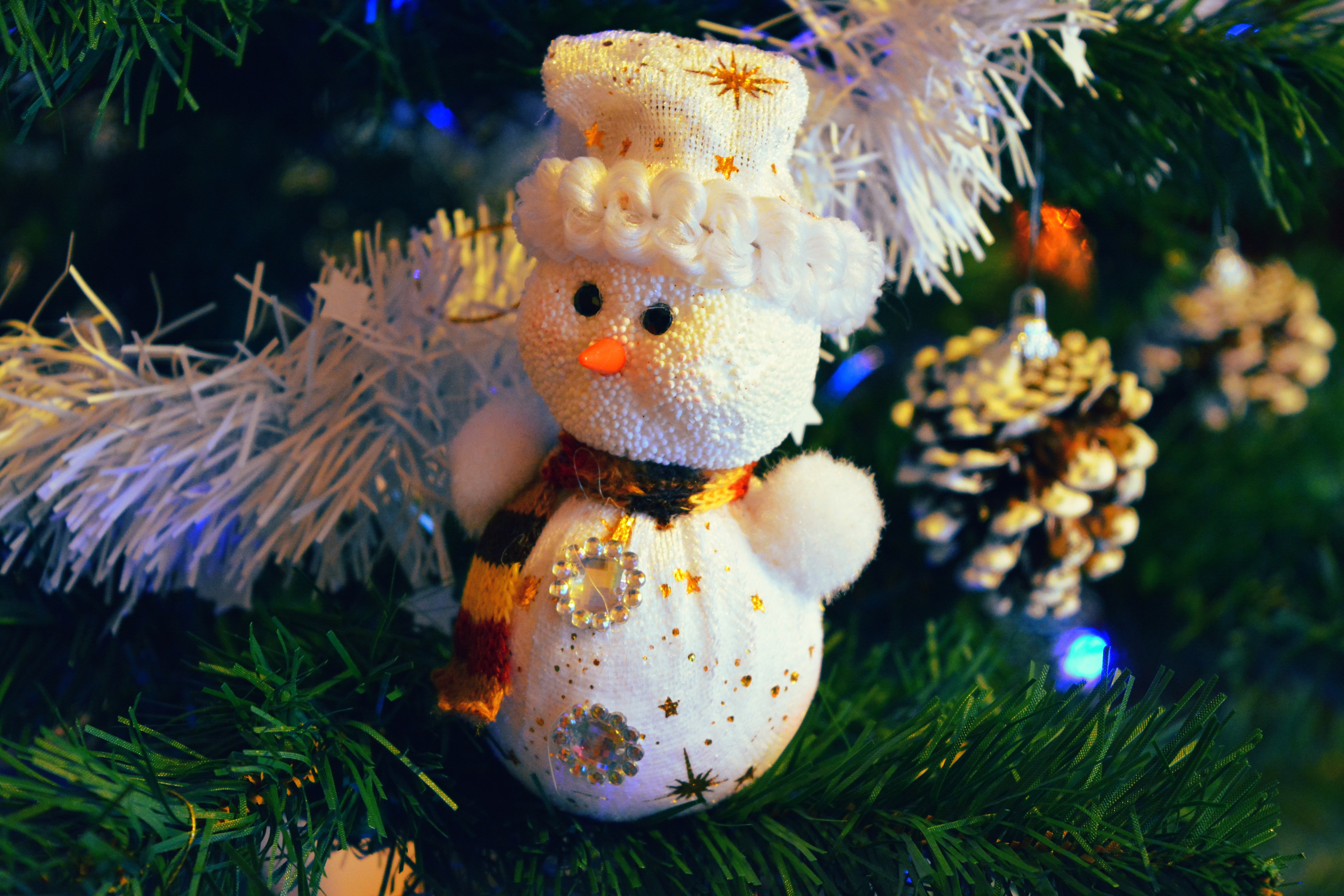 146633 baixar papel de parede boneco de neve, férias, galhos, ramos, brinquedo árvore de natal, brinquedo de árvore de natal - protetores de tela e imagens gratuitamente