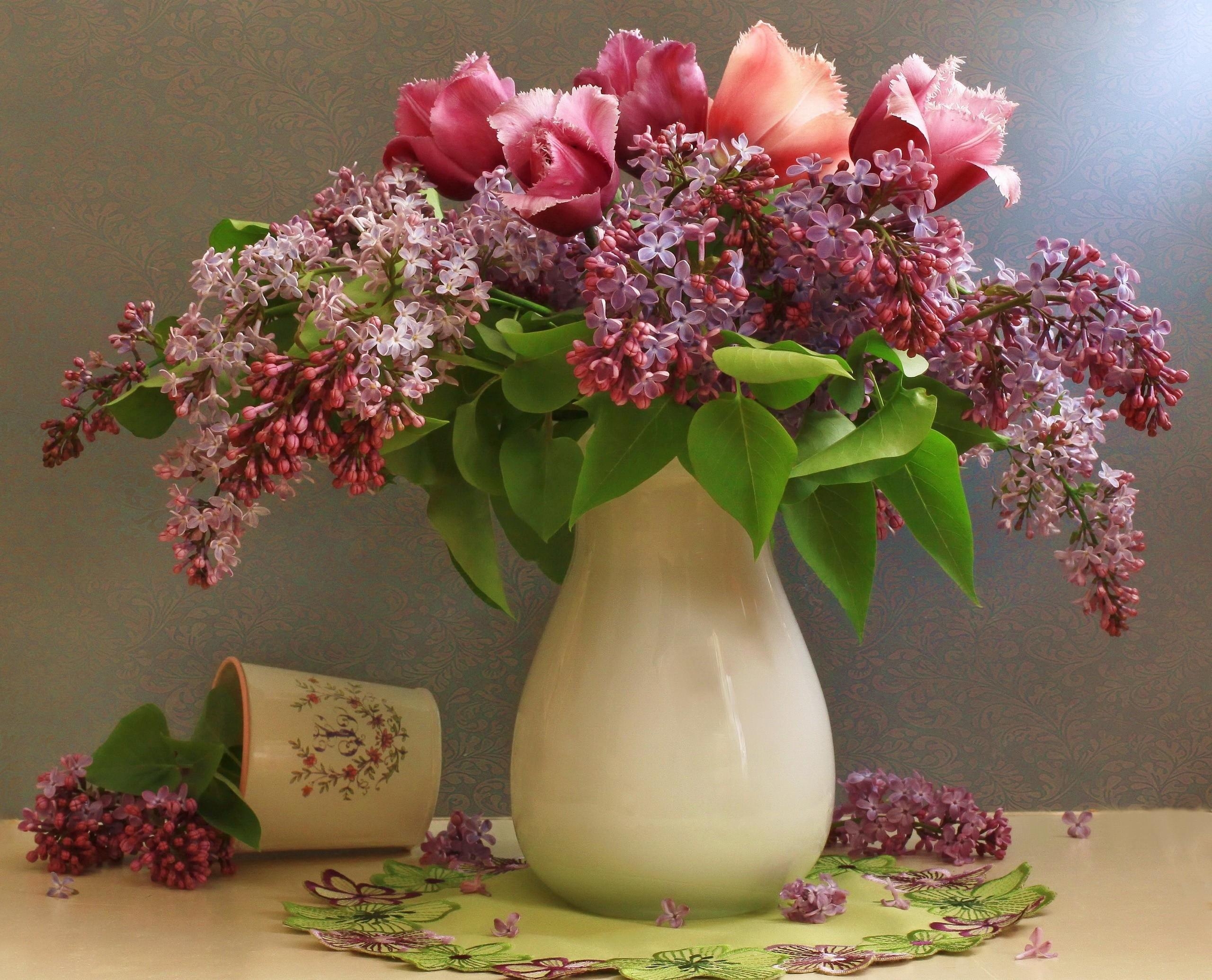 133944 завантажити шпалери тюльпани, квіти, бузок, пелюстки, букет, ваза, весна, серветка, пелюшка - заставки і картинки безкоштовно