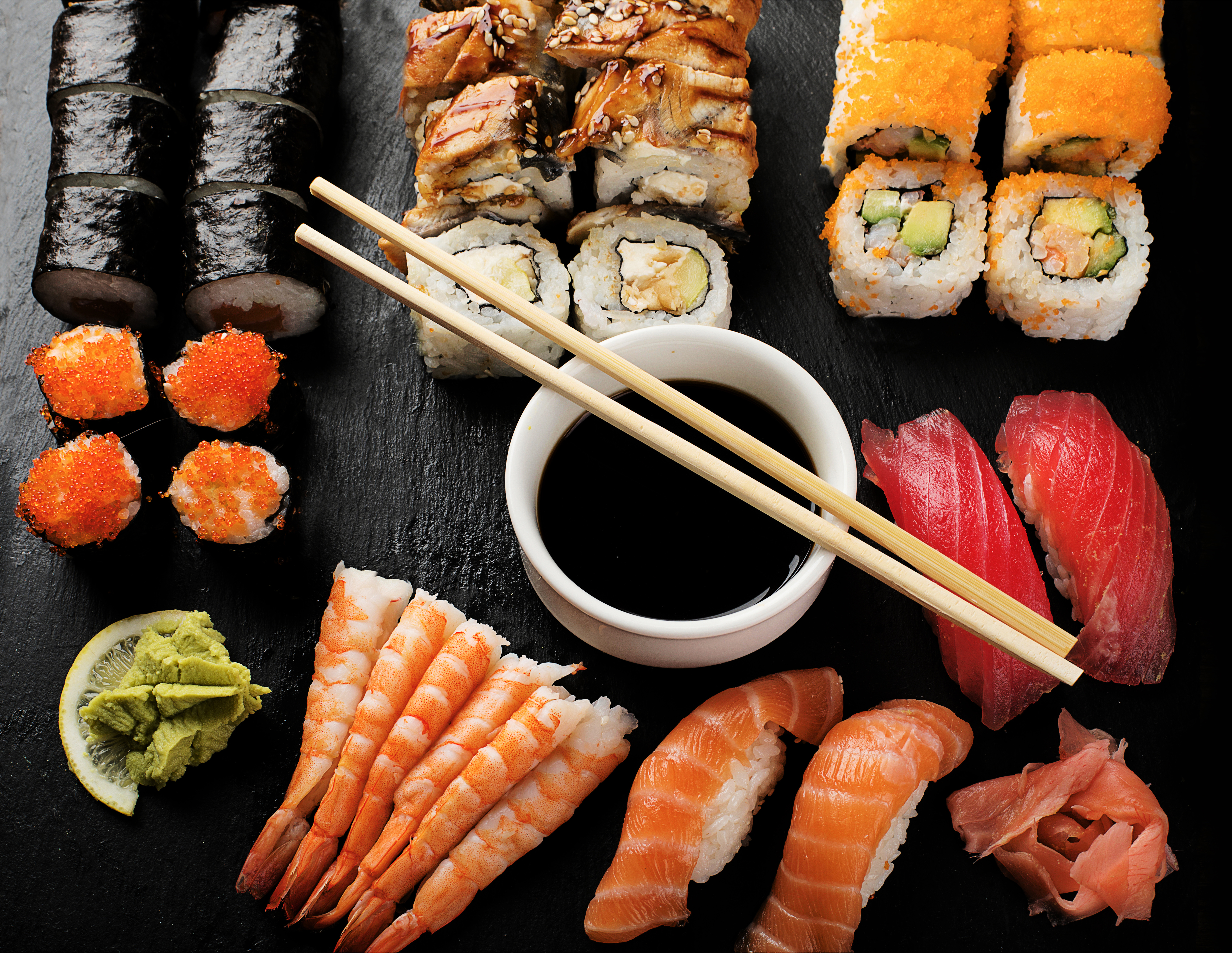 1530423 baixar imagens comida, sushi, pauzinhos, peixe, arroz, produto do mar - papéis de parede e protetores de tela gratuitamente