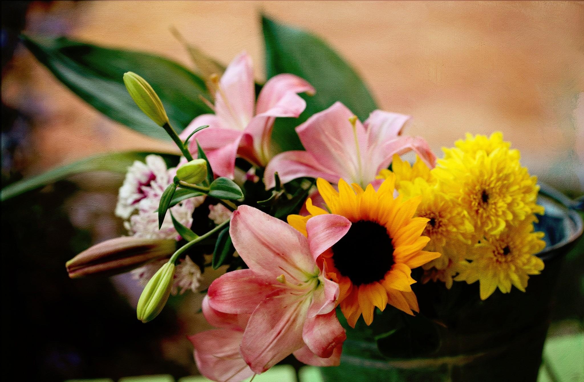 87752 скачать картинку хризантемы, лилии, букет, цветы, подсолнух, ведро - обои и заставки бесплатно