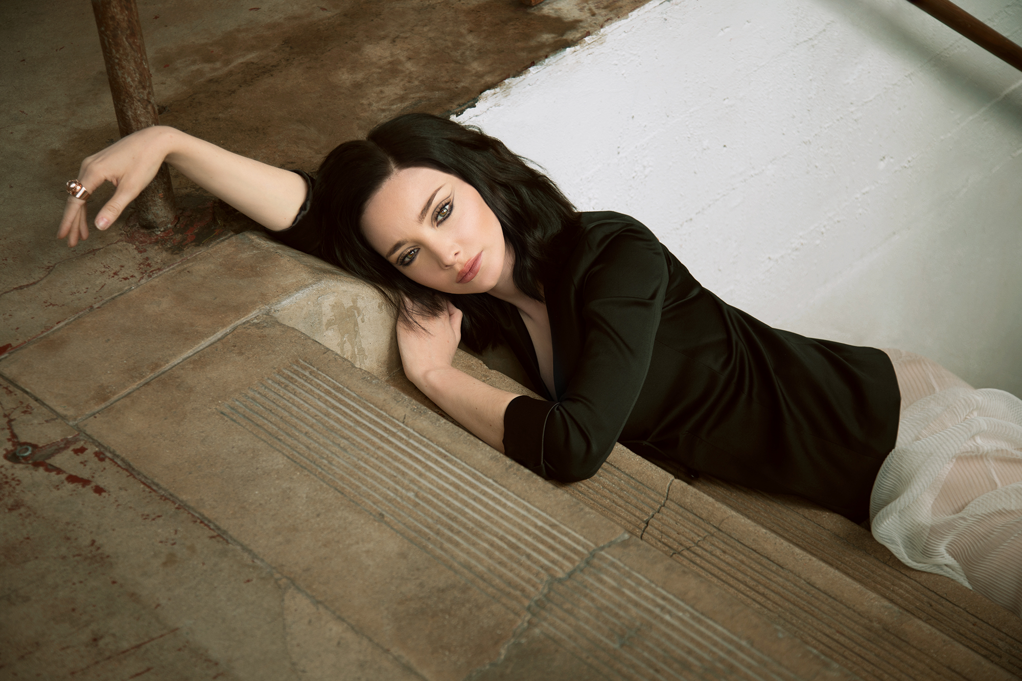 celebrity, emma dumont, actress, american, black hair, lying down