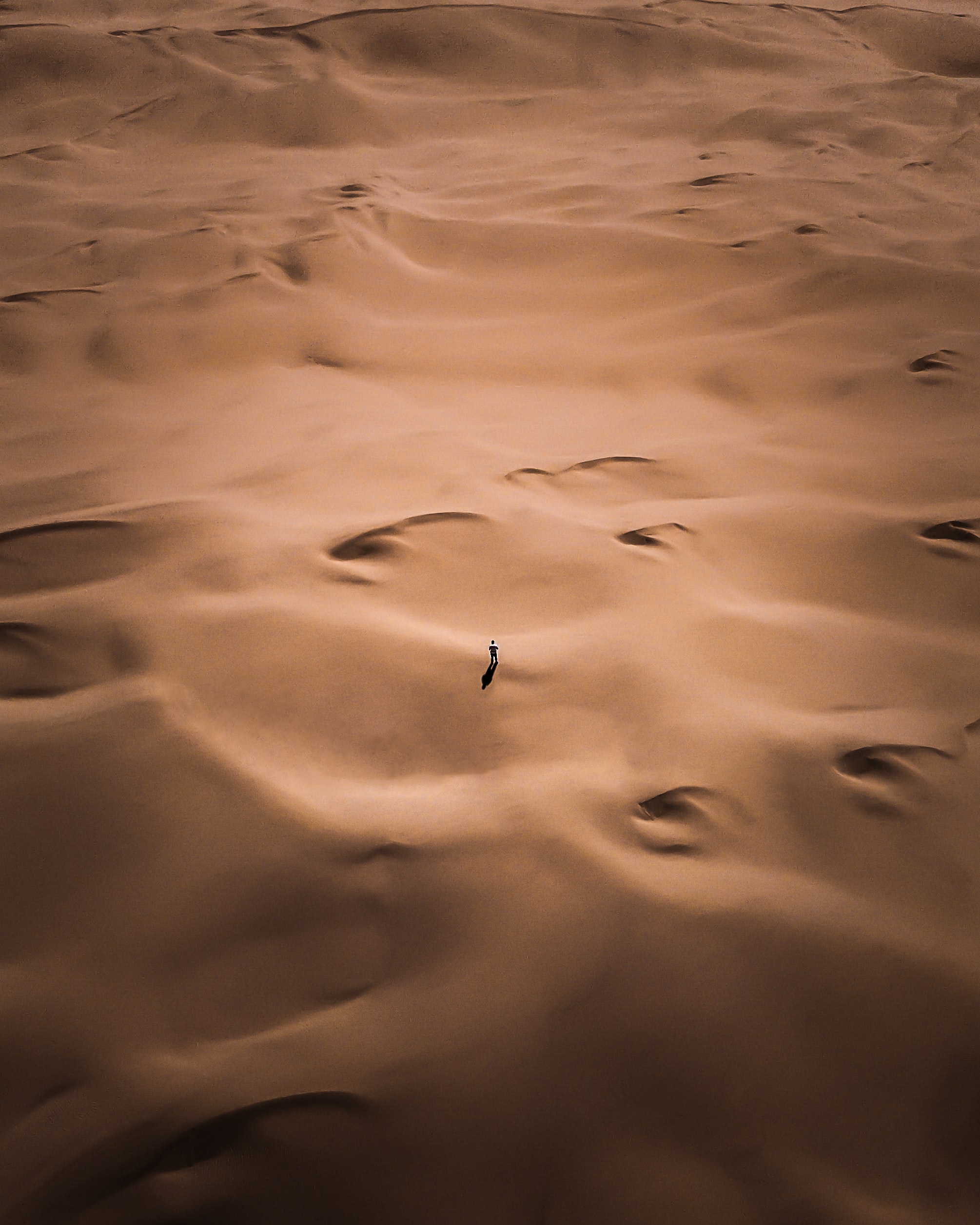Скачать обои бесплатно Вид Сверху, Разное, Песок, Одиночество, Силуэт, Пустыня картинка на рабочий стол ПК