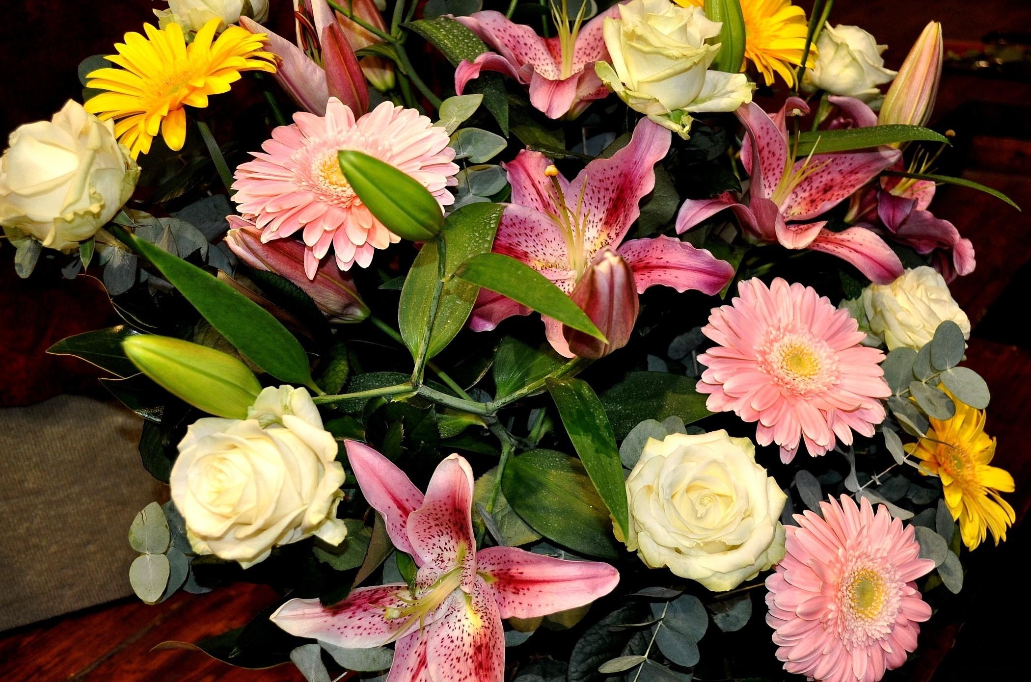 Descarga gratis la imagen Flores, Ramo, Hojas, Lirios, Roses, Gerberas en el escritorio de tu PC