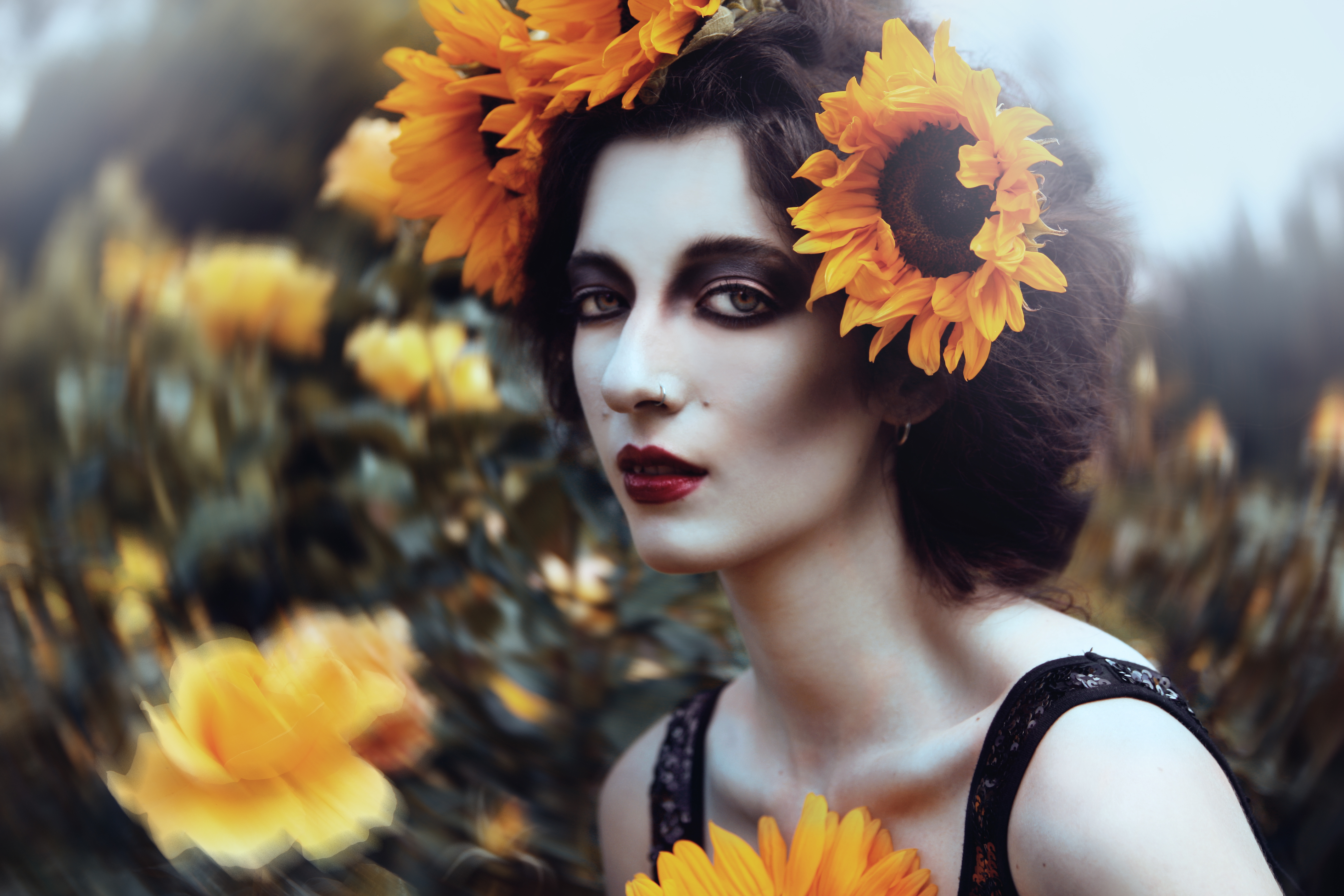 Laden Sie das Verwischen, Sonnenblume, Brünette, Modell, Frauen, Gelbe Blume, Künstlerisch, Lippenstift, Haselnussbraune Augen-Bild kostenlos auf Ihren PC-Desktop herunter