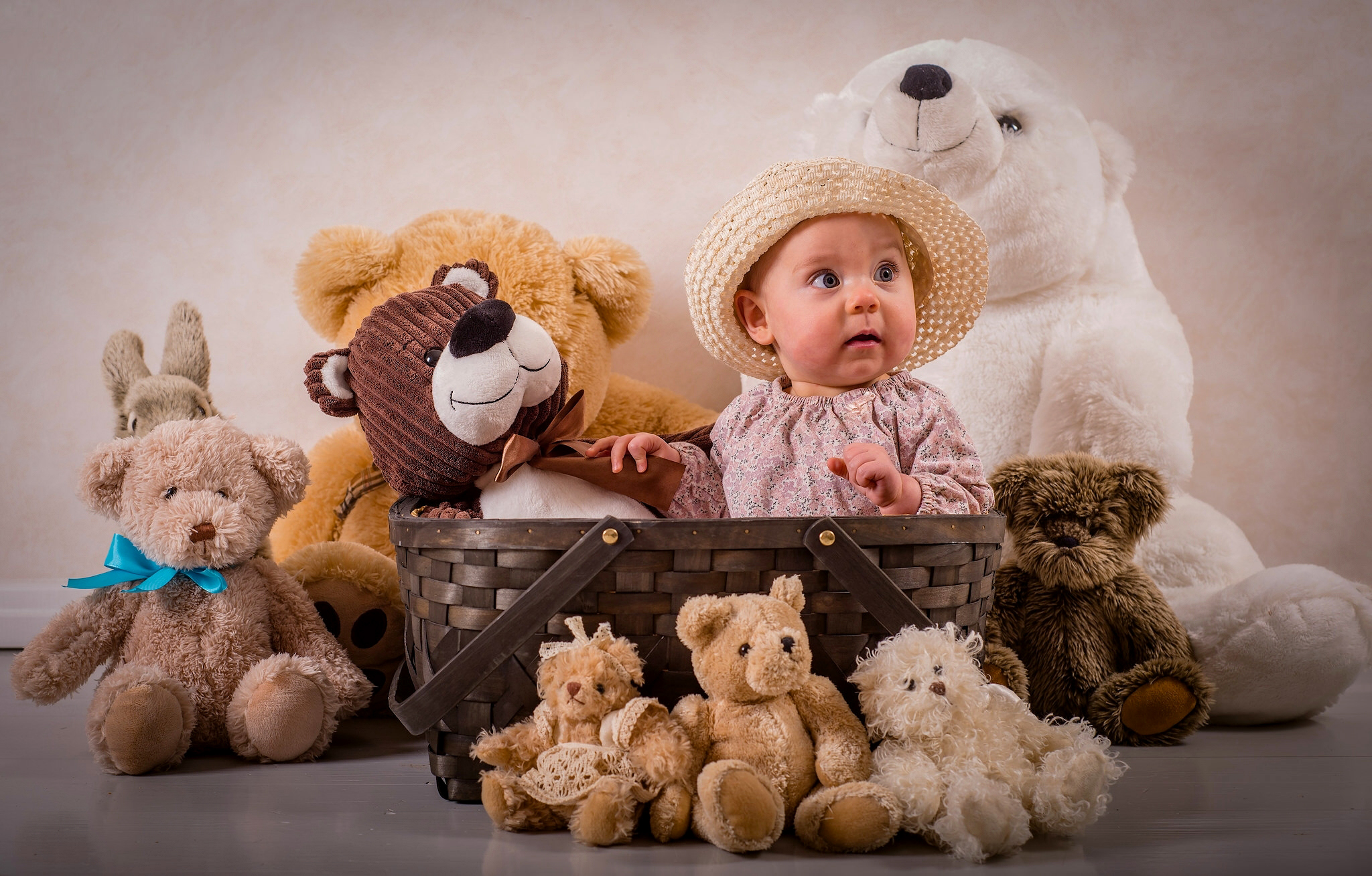 793826 baixar papel de parede fotografia, bebê, cesta, chapéu, bicho de pelúcia, urso teddy - protetores de tela e imagens gratuitamente