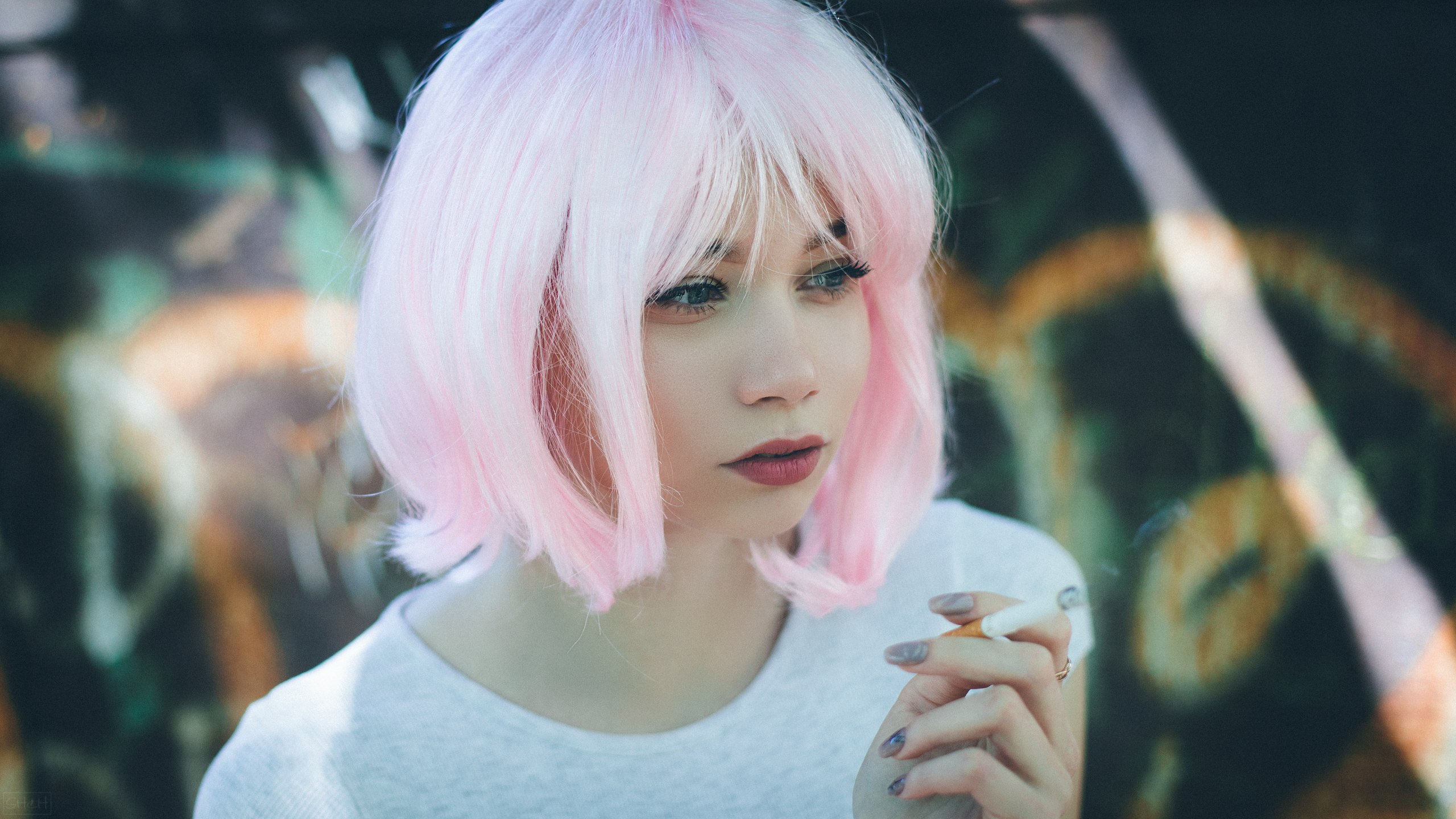 PCデスクトップに顔, 青い目, モデル, 女性, ピンクの髪, ショートヘア, 喫煙画像を無料でダウンロード