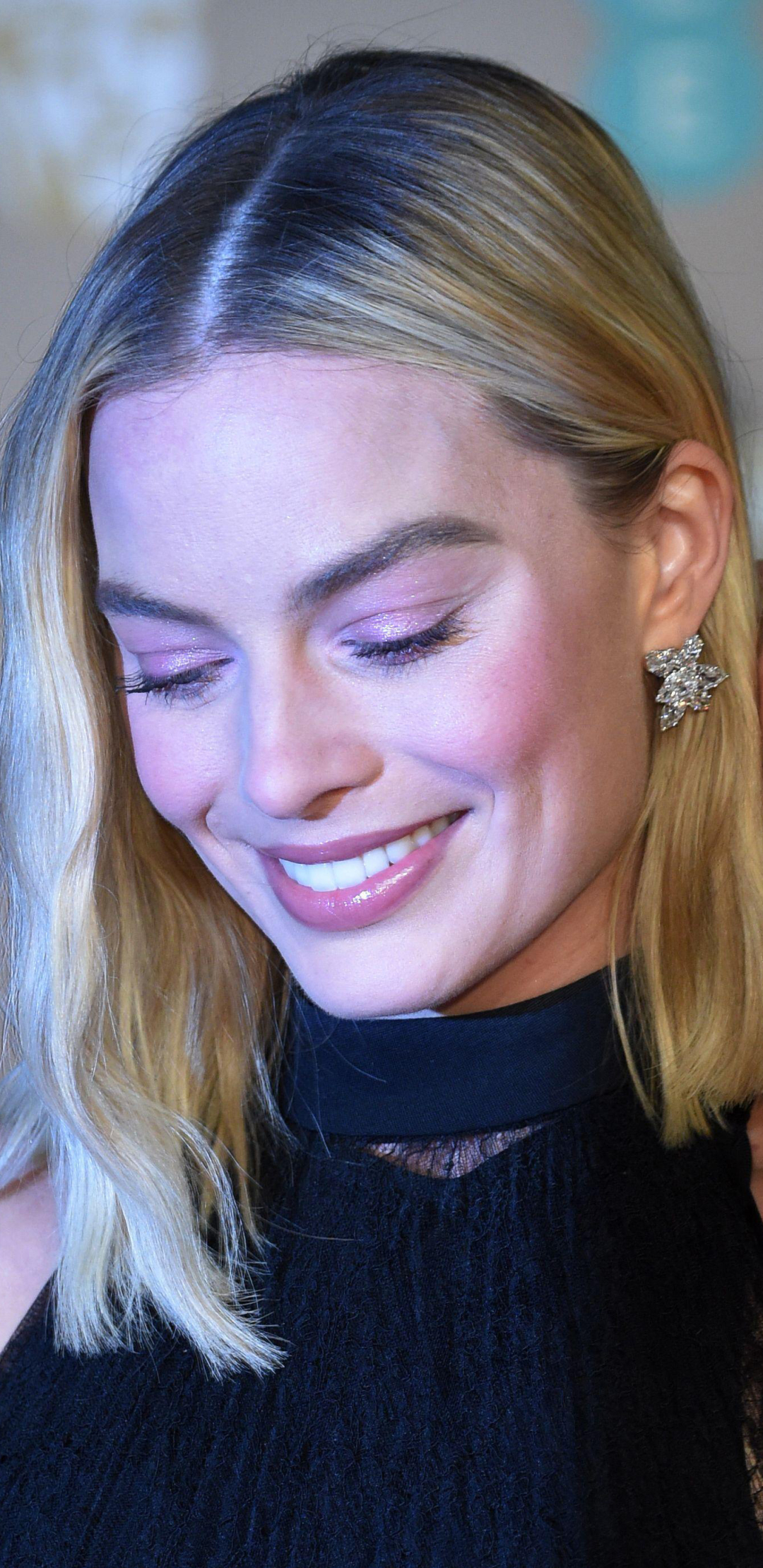 Download mobile wallpaper Smile, Blonde, Celebrity, Actress, Australian, Margot Robbie for free.